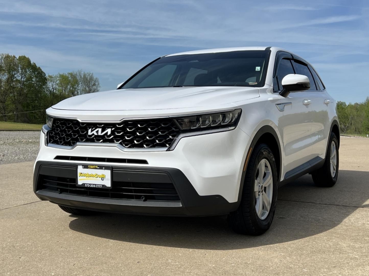 2022 WHITE /Black Cloth Kia Sorento LX 2WD (5XYRG4LCXNG) with an 2.4L 4 Cyl. engine, Automatic transmission, located at 2990 Old Orchard Rd., Jackson, MO, 63755, 37.354214, -89.612106 - 2022 Kia Sorento LX 64xxx miles Front Wheel Drive 2.5L 4 Cyl. Automatic 3rd Row Backup Camera Bluetooth Cruise Power Windows/Locks/Mirrors We have financing available and we accept trades! Fill out a credit application on our website or come by today! If you have any questions, give us a - Photo#3