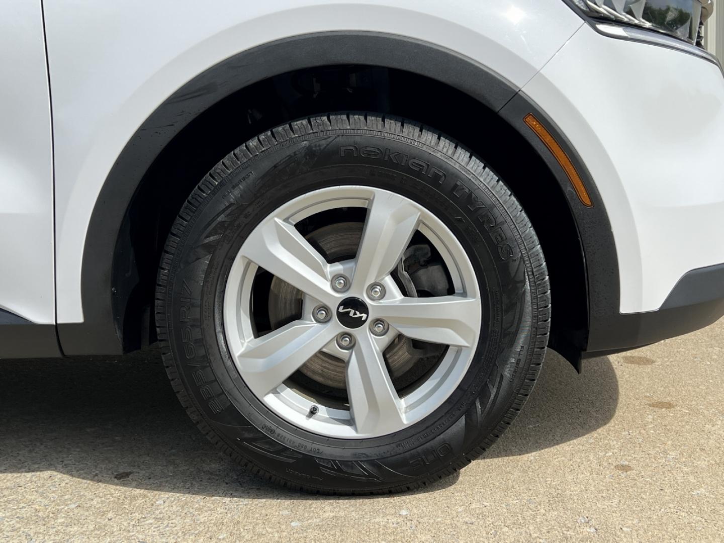 2022 WHITE /Black Cloth Kia Sorento LX 2WD (5XYRG4LCXNG) with an 2.4L 4 Cyl. engine, Automatic transmission, located at 2990 Old Orchard Rd., Jackson, MO, 63755, 37.354214, -89.612106 - 2022 Kia Sorento LX 64xxx miles Front Wheel Drive 2.5L 4 Cyl. Automatic 3rd Row Backup Camera Bluetooth Cruise Power Windows/Locks/Mirrors We have financing available and we accept trades! Fill out a credit application on our website or come by today! If you have any questions, give us a - Photo#34