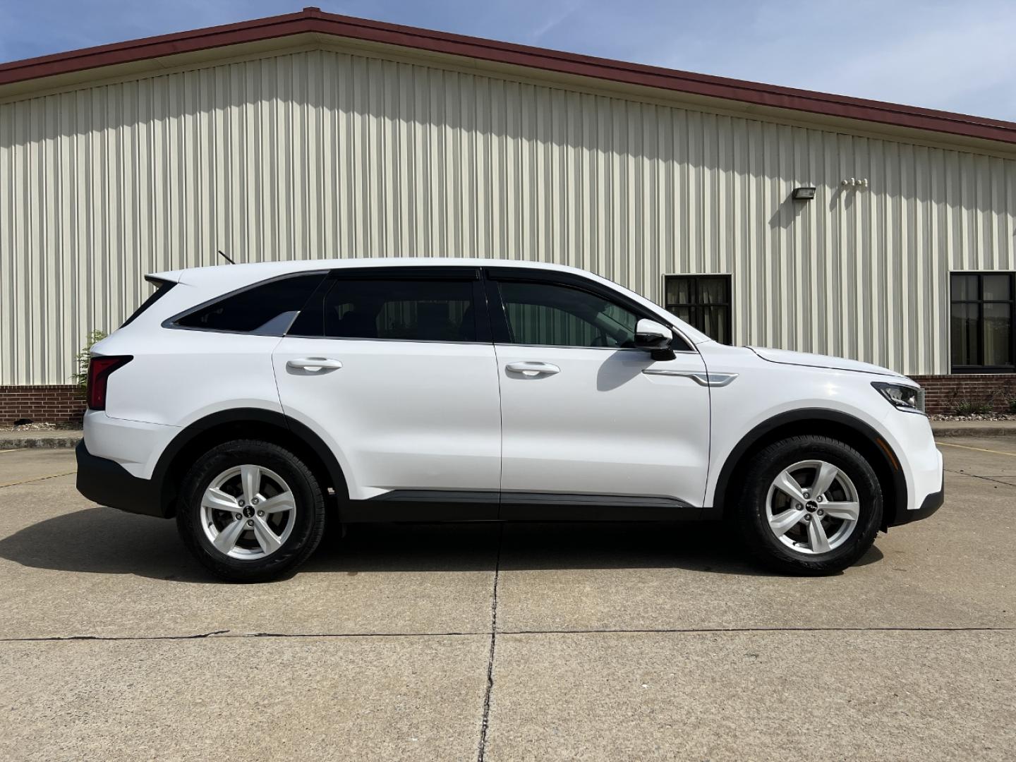 2022 WHITE /Black Cloth Kia Sorento LX 2WD (5XYRG4LCXNG) with an 2.4L 4 Cyl. engine, Automatic transmission, located at 2990 Old Orchard Rd., Jackson, MO, 63755, 37.354214, -89.612106 - 2022 Kia Sorento LX 64xxx miles Front Wheel Drive 2.5L 4 Cyl. Automatic 3rd Row Backup Camera Bluetooth Cruise Power Windows/Locks/Mirrors We have financing available and we accept trades! Fill out a credit application on our website or come by today! If you have any questions, give us a - Photo#5