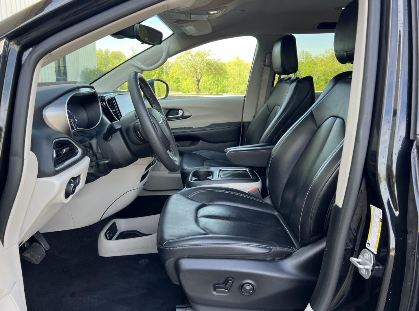 2023 BLACK /Black Leather Chrysler Pacifica Touring-L (2C4RC1BGXPR) with an 3.6L V6 engine, Automatic transmission, located at 506 S. Kingshighway, Cape Girardeau, MO, 63703, (573) 235-5000, 37.294994, -89.556206 - 2023 Chrysler Pacifica Touring L 1-Owner 88xxx miles Front Wheel Drive 3.6L V6 Automatic Leather 3rd Row Backup Camera Heated Seats Heated Steering Wheel Power Driver Seat Bluetooth Remote Start Cruise Power Windows/Locks/Mirrors We have financing available and we accept trades! Fill - Photo#15