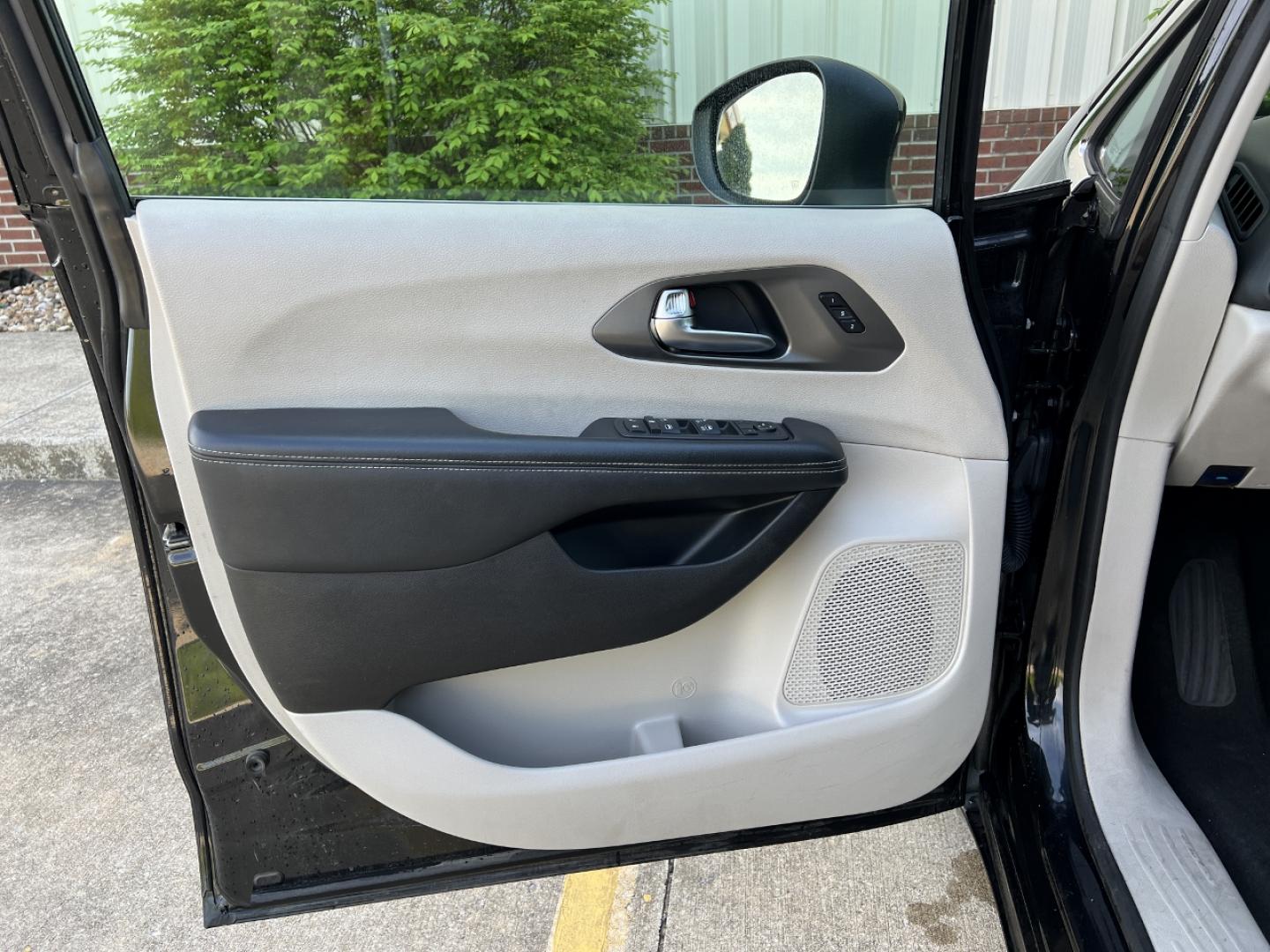 2023 BLACK /Black Leather Chrysler Pacifica Touring-L (2C4RC1BGXPR) with an 3.6L V6 engine, Automatic transmission, located at 506 S. Kingshighway, Cape Girardeau, MO, 63703, (573) 235-5000, 37.294994, -89.556206 - 2023 Chrysler Pacifica Touring L 1-Owner 88xxx miles Front Wheel Drive 3.6L V6 Automatic Leather 3rd Row Backup Camera Heated Seats Heated Steering Wheel Power Driver Seat Bluetooth Remote Start Cruise Power Windows/Locks/Mirrors We have financing available and we accept trades! Fill - Photo#14