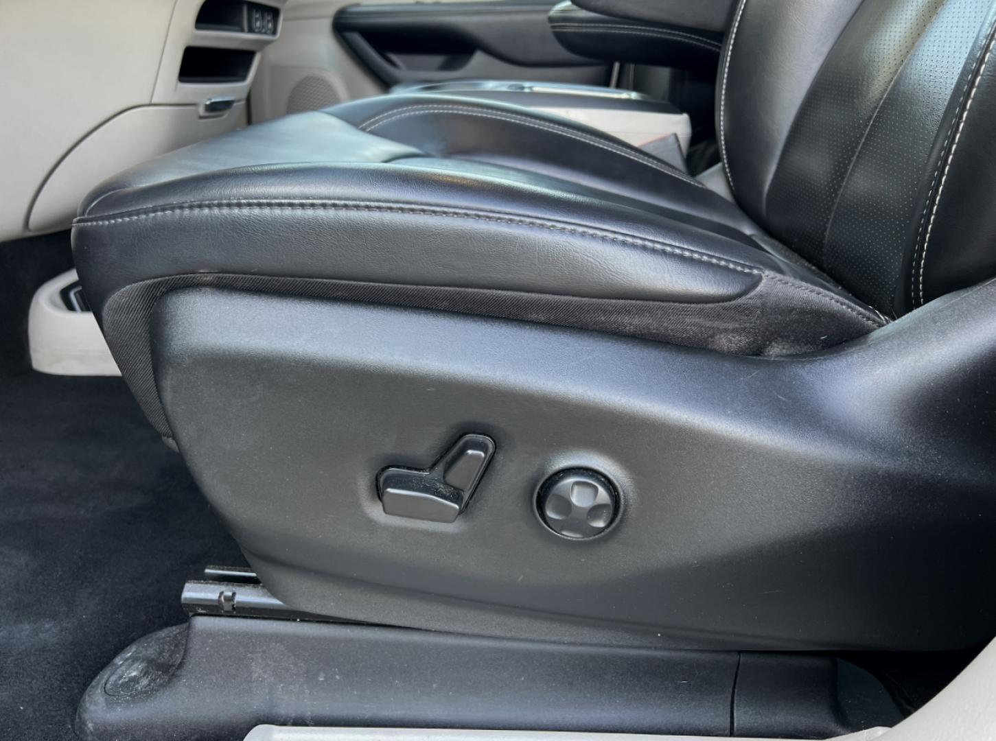 2023 BLACK /Black Leather Chrysler Pacifica Touring-L (2C4RC1BGXPR) with an 3.6L V6 engine, Automatic transmission, located at 506 S. Kingshighway, Cape Girardeau, MO, 63703, (573) 235-5000, 37.294994, -89.556206 - 2023 Chrysler Pacifica Touring L 1-Owner 88xxx miles Front Wheel Drive 3.6L V6 Automatic Leather 3rd Row Backup Camera Heated Seats Heated Steering Wheel Power Driver Seat Bluetooth Remote Start Cruise Power Windows/Locks/Mirrors We have financing available and we accept trades! Fill - Photo#4
