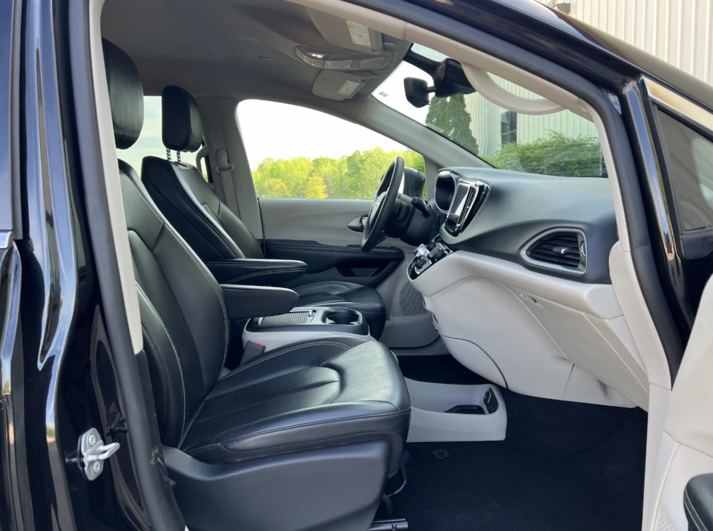 2023 BLACK /Black Leather Chrysler Pacifica Touring-L (2C4RC1BGXPR) with an 3.6L V6 engine, Automatic transmission, located at 506 S. Kingshighway, Cape Girardeau, MO, 63703, (573) 235-5000, 37.294994, -89.556206 - 2023 Chrysler Pacifica Touring L 1-Owner 88xxx miles Front Wheel Drive 3.6L V6 Automatic Leather 3rd Row Backup Camera Heated Seats Heated Steering Wheel Power Driver Seat Bluetooth Remote Start Cruise Power Windows/Locks/Mirrors We have financing available and we accept trades! Fill - Photo#17