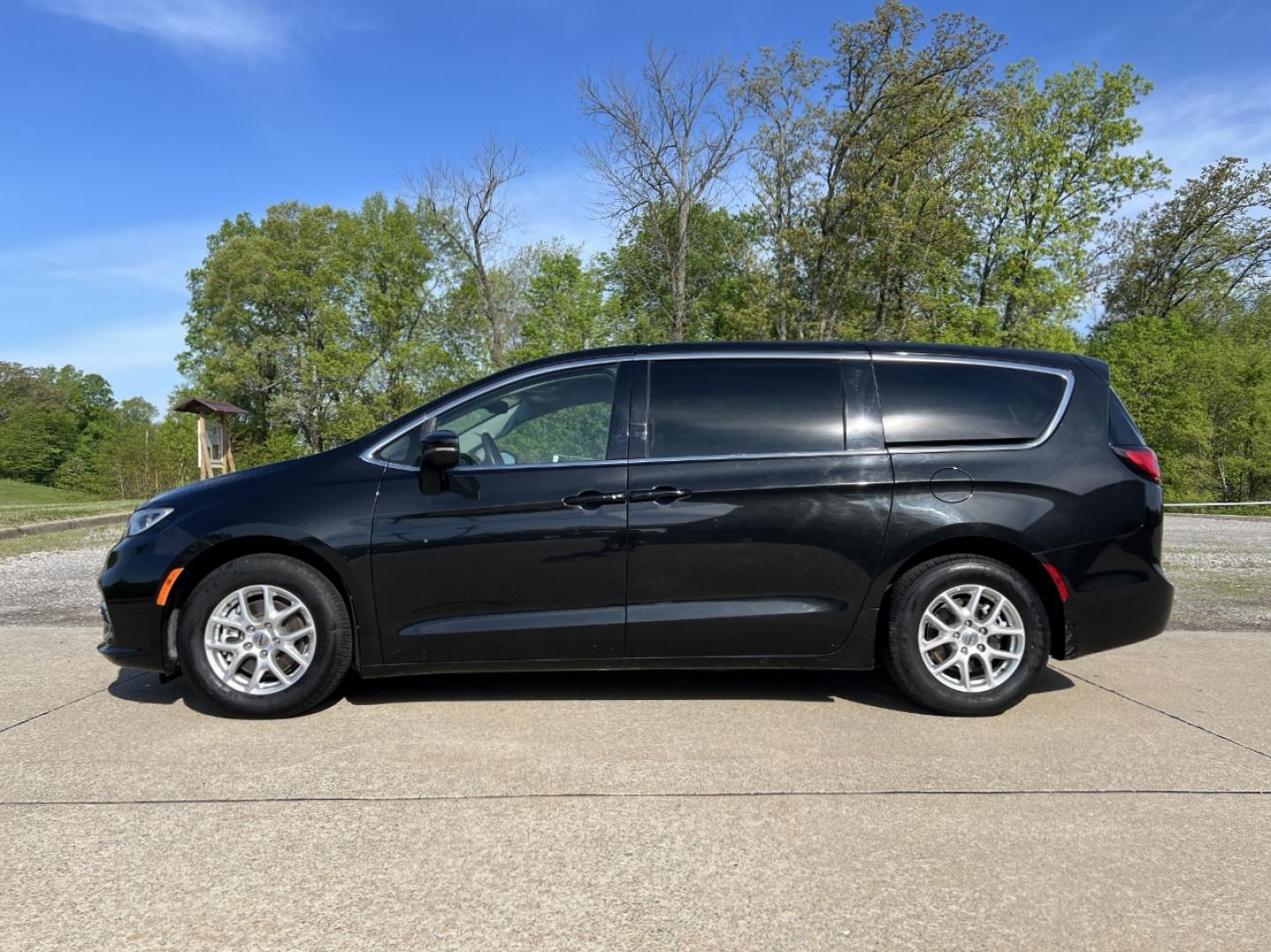 2023 BLACK /Black Leather Chrysler Pacifica Touring-L (2C4RC1BGXPR) with an 3.6L V6 engine, Automatic transmission, located at 506 S. Kingshighway, Cape Girardeau, MO, 63703, (573) 235-5000, 37.294994, -89.556206 - 2023 Chrysler Pacifica Touring L 1-Owner 88xxx miles Front Wheel Drive 3.6L V6 Automatic Leather 3rd Row Backup Camera Heated Seats Heated Steering Wheel Power Driver Seat Bluetooth Remote Start Cruise Power Windows/Locks/Mirrors We have financing available and we accept trades! Fill - Photo#8