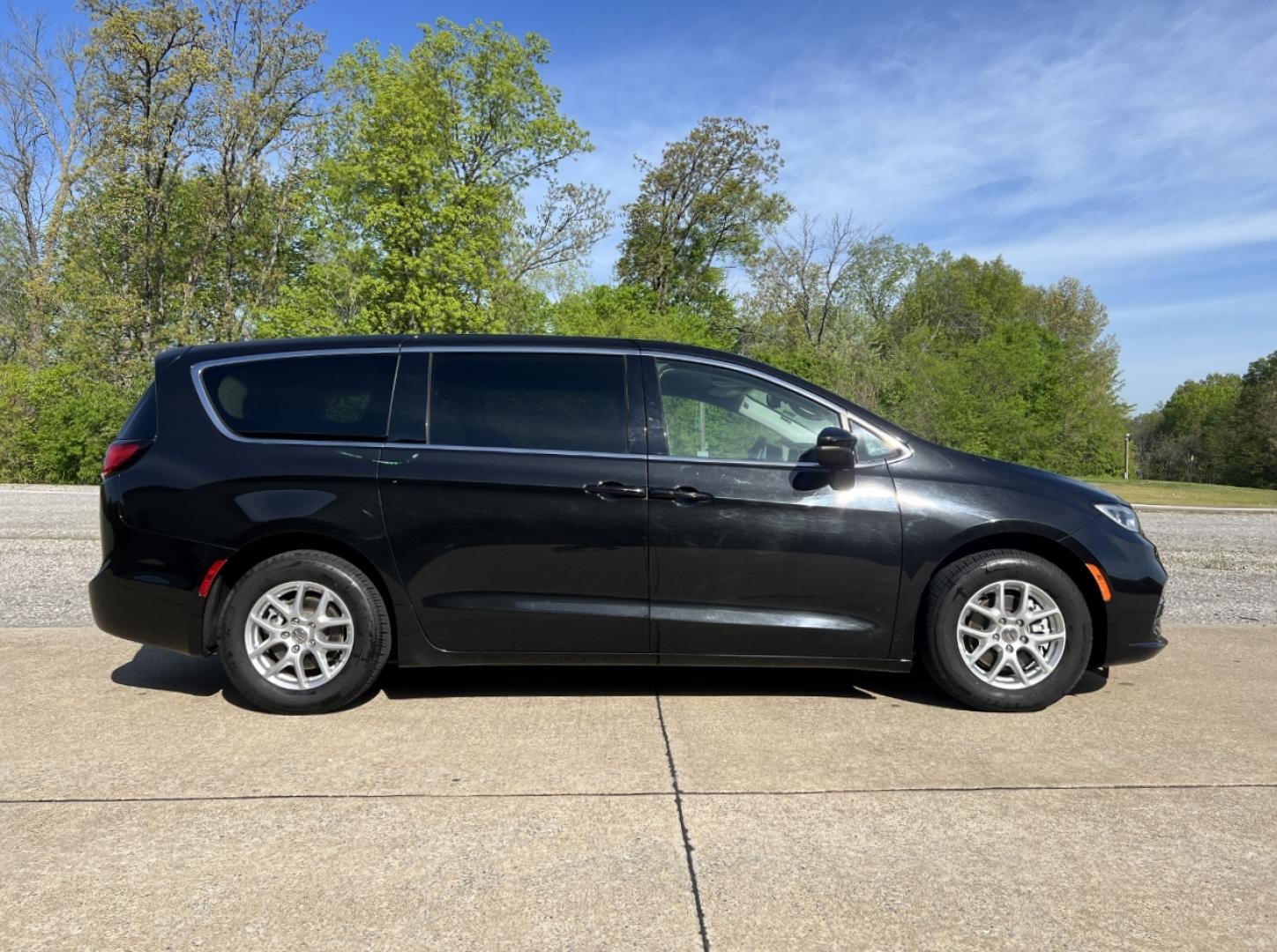 2023 BLACK /Black Leather Chrysler Pacifica Touring-L (2C4RC1BGXPR) with an 3.6L V6 engine, Automatic transmission, located at 506 S. Kingshighway, Cape Girardeau, MO, 63703, (573) 235-5000, 37.294994, -89.556206 - 2023 Chrysler Pacifica Touring L 1-Owner 88xxx miles Front Wheel Drive 3.6L V6 Automatic Leather 3rd Row Backup Camera Heated Seats Heated Steering Wheel Power Driver Seat Bluetooth Remote Start Cruise Power Windows/Locks/Mirrors We have financing available and we accept trades! Fill - Photo#9