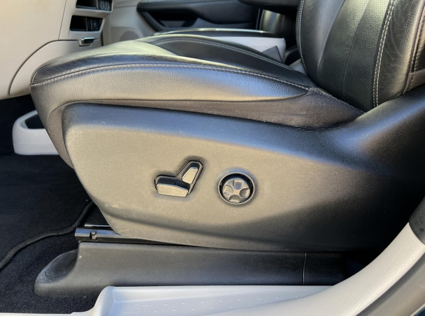 2022 BLUE /Black Leather Chrysler Pacifica Touring-L (2C4RC1BG9NR) with an 3.6L V6 engine, Automatic transmission, located at 2990 Old Orchard Rd., Jackson, MO, 63755, 37.354214, -89.612106 - 2022 Chrysler Pacifica Touring L 1-Owner 95xxx miles Front Wheel Drive 3.6L V6 Automatic Leather 3rd Row Stow 'N Go Backup Camera Power Driver Seat Heated Seats Heated Steering Wheel Bluetooth Remote Start Cruise Power Windows/Locks/Mirrors We have financing available and we accept - Photo#4