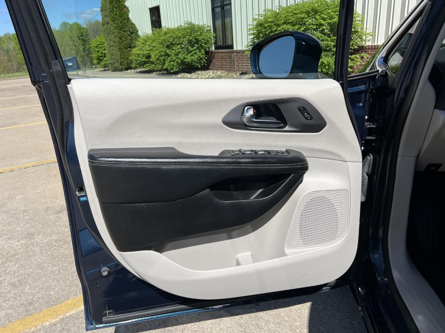 2022 BLUE /Black Leather Chrysler Pacifica Touring-L (2C4RC1BG9NR) with an 3.6L V6 engine, Automatic transmission, located at 2990 Old Orchard Rd., Jackson, MO, 63755, 37.354214, -89.612106 - 2022 Chrysler Pacifica Touring L 1-Owner 95xxx miles Front Wheel Drive 3.6L V6 Automatic Leather 3rd Row Stow 'N Go Backup Camera Power Driver Seat Heated Seats Heated Steering Wheel Bluetooth Remote Start Cruise Power Windows/Locks/Mirrors We have financing available and we accept - Photo#13