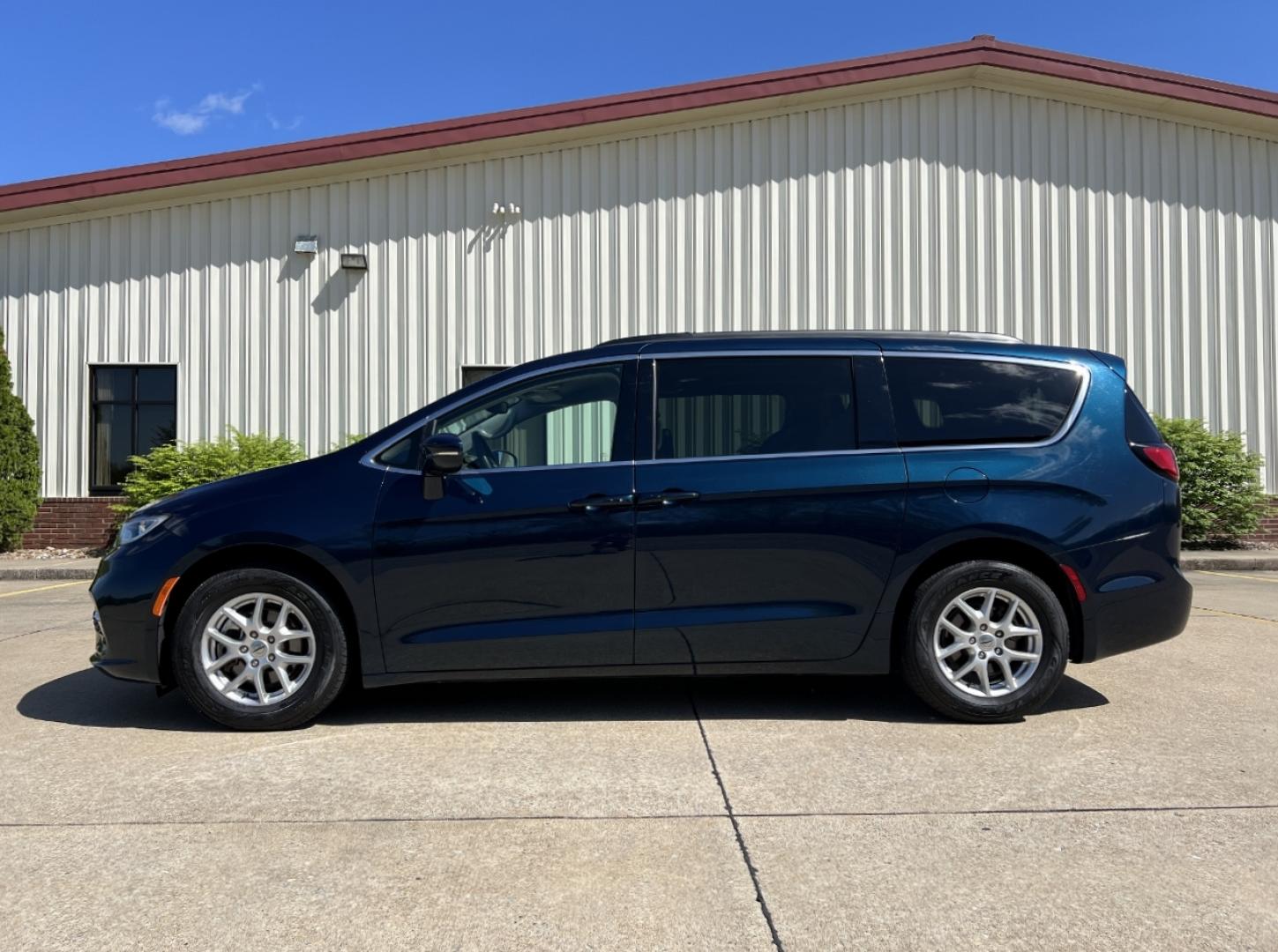 2022 BLUE /Black Leather Chrysler Pacifica Touring-L (2C4RC1BG9NR) with an 3.6L V6 engine, Automatic transmission, located at 2990 Old Orchard Rd., Jackson, MO, 63755, 37.354214, -89.612106 - 2022 Chrysler Pacifica Touring L 1-Owner 95xxx miles Front Wheel Drive 3.6L V6 Automatic Leather 3rd Row Stow 'N Go Backup Camera Power Driver Seat Heated Seats Heated Steering Wheel Bluetooth Remote Start Cruise Power Windows/Locks/Mirrors We have financing available and we accept - Photo#7