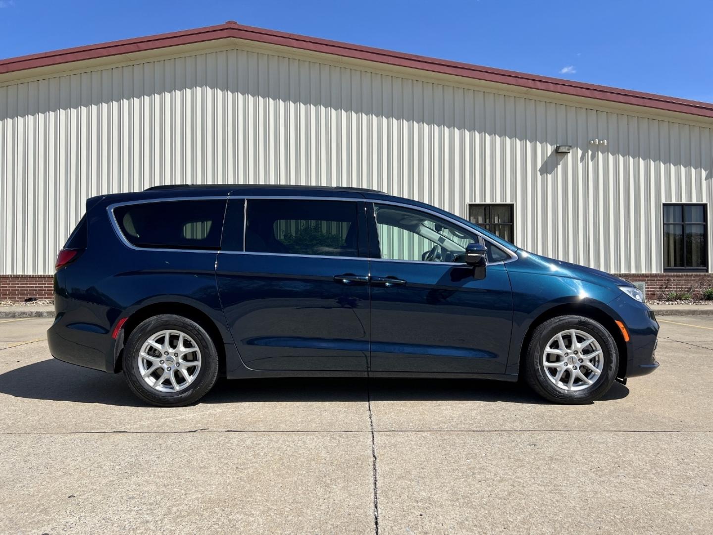 2022 BLUE /Black Leather Chrysler Pacifica Touring-L (2C4RC1BG9NR) with an 3.6L V6 engine, Automatic transmission, located at 2990 Old Orchard Rd., Jackson, MO, 63755, 37.354214, -89.612106 - 2022 Chrysler Pacifica Touring L 1-Owner 95xxx miles Front Wheel Drive 3.6L V6 Automatic Leather 3rd Row Stow 'N Go Backup Camera Power Driver Seat Heated Seats Heated Steering Wheel Bluetooth Remote Start Cruise Power Windows/Locks/Mirrors We have financing available and we accept - Photo#8