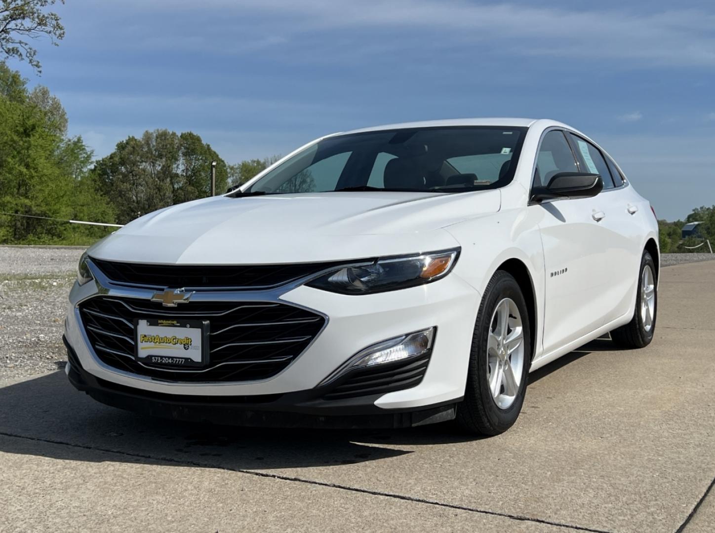 2020 WHITE /Gray Cloth Chevrolet Malibu LS (1G1ZC5ST5LF) with an 1.5L 4 Cyl. engine, Automatic transmission, located at 2990 Old Orchard Rd., Jackson, MO, 63755, 37.354214, -89.612106 - 2020 Chevrolet Malibu LS 1-Owner 93xxx miles Front Wheel Drive 1.5L 4 Cyl. Automatic Backup Camera Bluetooth Cruise Power Windows/Locks/Mirrors We have financing available and we accept trades! Fill out a credit application on our website or come by today! If you have any questions, give - Photo#4