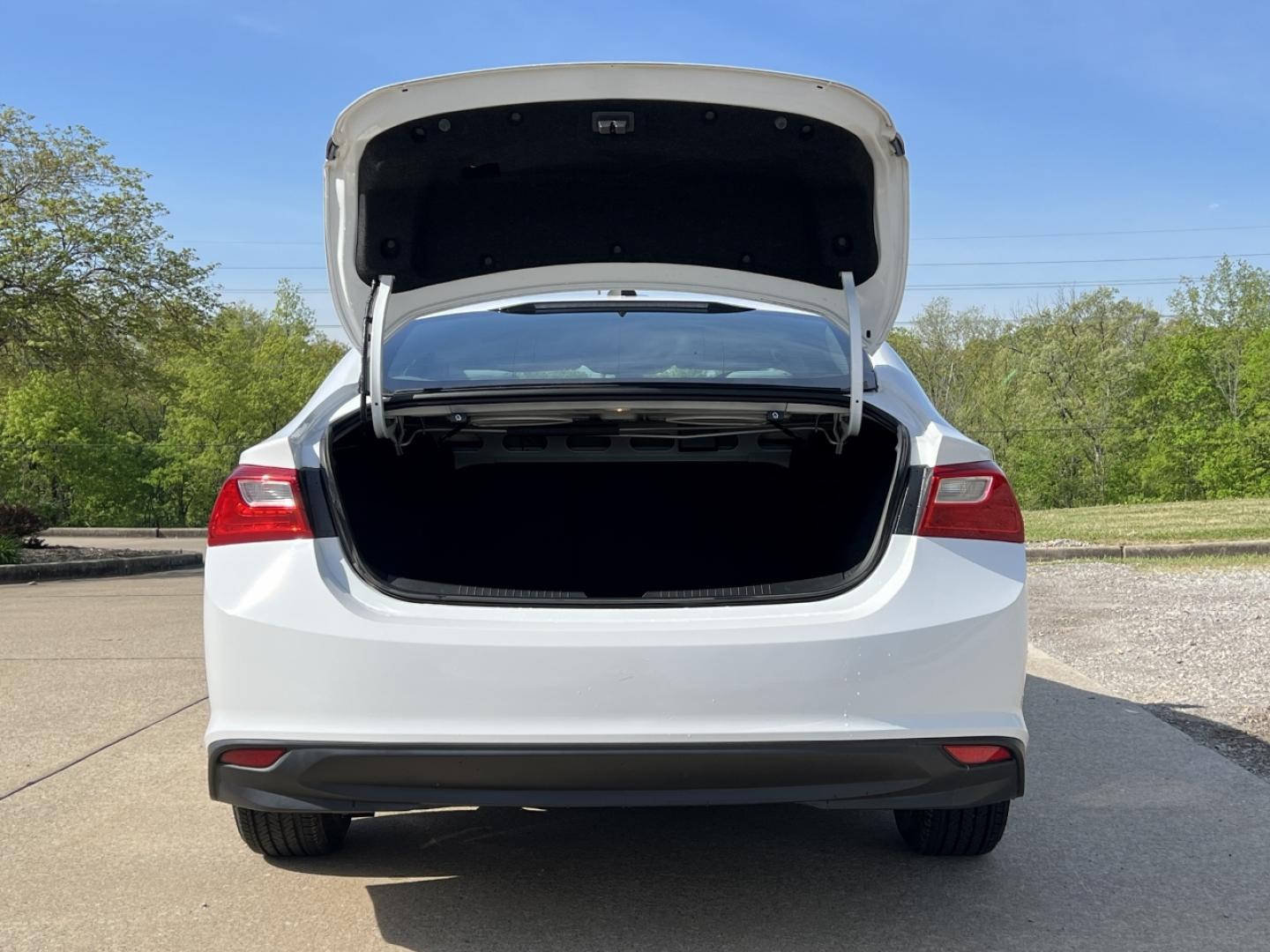 2020 WHITE /Gray Cloth Chevrolet Malibu LS (1G1ZC5ST5LF) with an 1.5L 4 Cyl. engine, Automatic transmission, located at 2990 Old Orchard Rd., Jackson, MO, 63755, 37.354214, -89.612106 - 2020 Chevrolet Malibu LS 1-Owner 93xxx miles Front Wheel Drive 1.5L 4 Cyl. Automatic Backup Camera Bluetooth Cruise Power Windows/Locks/Mirrors We have financing available and we accept trades! Fill out a credit application on our website or come by today! If you have any questions, give - Photo#17