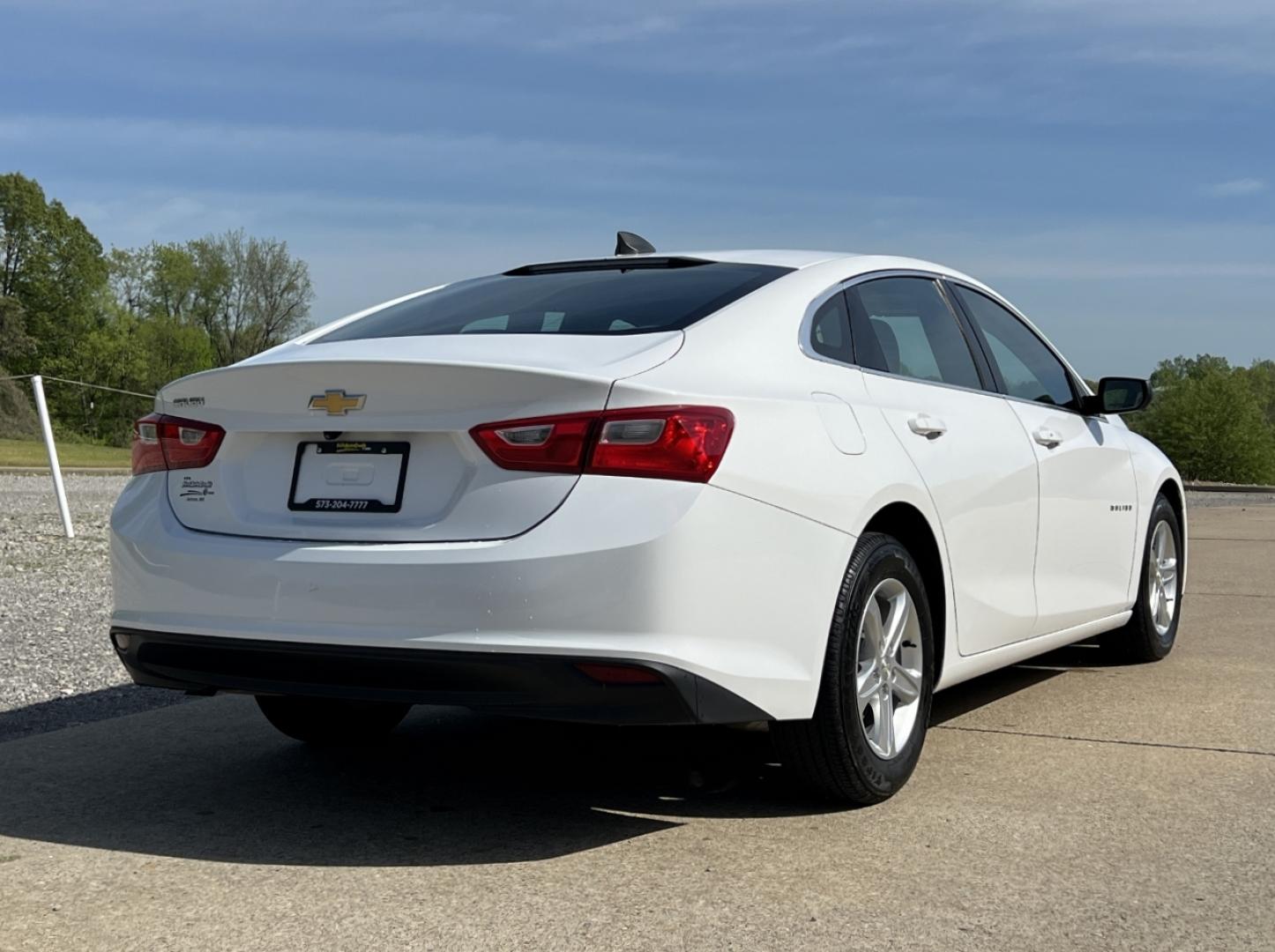 2020 WHITE /Gray Cloth Chevrolet Malibu LS (1G1ZC5ST5LF) with an 1.5L 4 Cyl. engine, Automatic transmission, located at 2990 Old Orchard Rd., Jackson, MO, 63755, 37.354214, -89.612106 - 2020 Chevrolet Malibu LS 1-Owner 93xxx miles Front Wheel Drive 1.5L 4 Cyl. Automatic Backup Camera Bluetooth Cruise Power Windows/Locks/Mirrors We have financing available and we accept trades! Fill out a credit application on our website or come by today! If you have any questions, give - Photo#7
