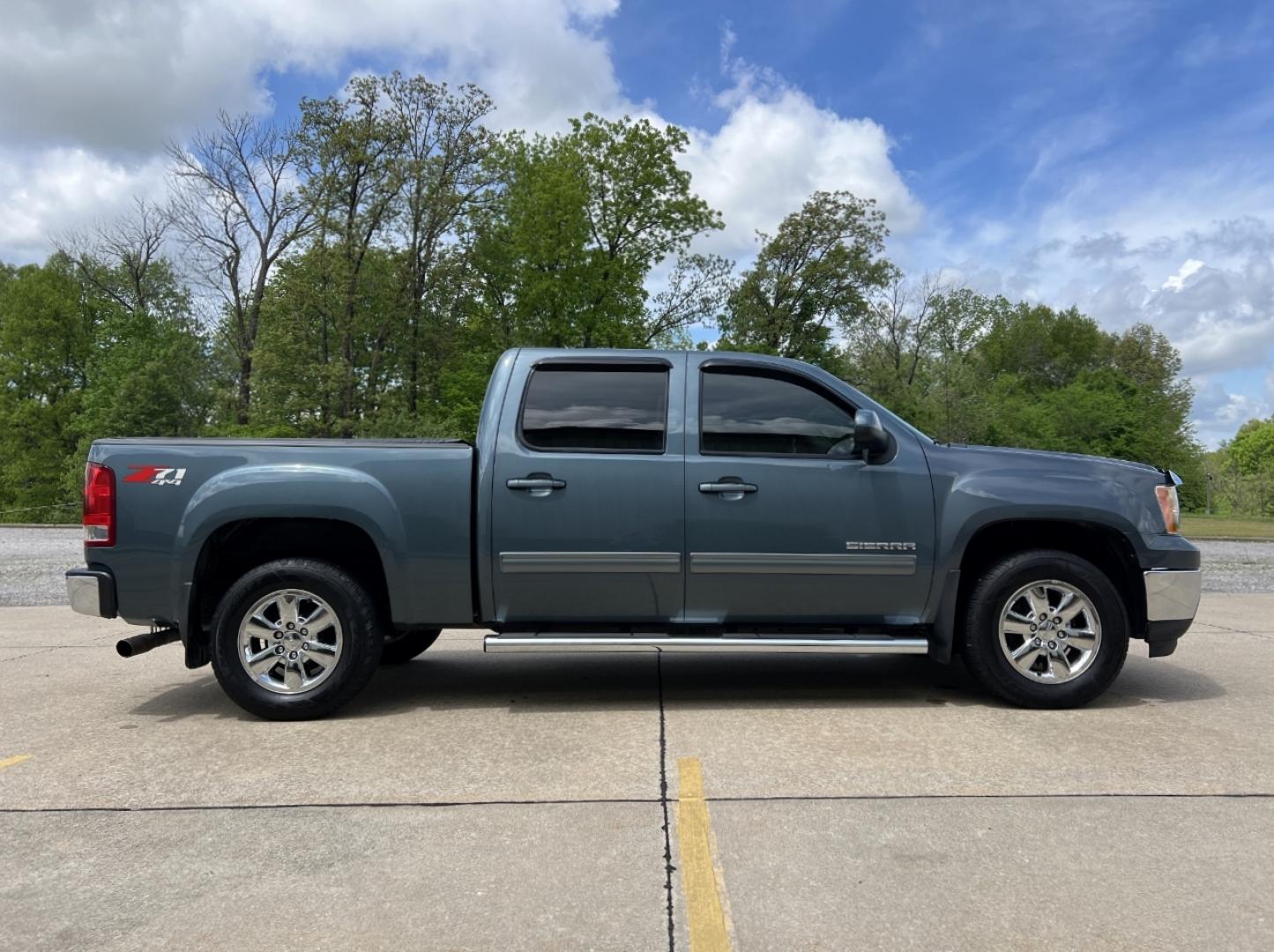 2012 BLUE /Gray Leather GMC Sierra 1500 SLT Crew Cab 4WD (3GTP2WE78CG) with an 5.3L V8 engine, Automatic transmission, located at 2990 Old Orchard Rd., Jackson, MO, 63755, 37.354214, -89.612106 - 2012 GMC Sierra 1500 SLT 126xxx miles 4x4 5.3L V8 Automatic Leather Power/Heated/Cooled Seats Cruise Remote Start Power Windows/Locks/Mirrors We have financing available and we accept trades! Fill out a credit application on our website or come by today! If you have any questions, give us - Photo#9
