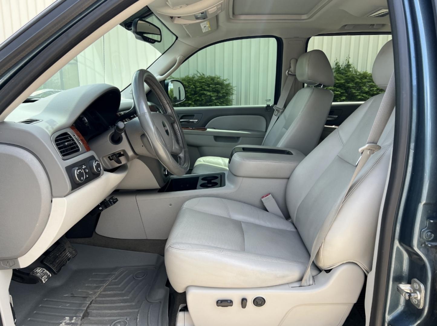 2012 BLUE /Gray Leather GMC Sierra 1500 SLT Crew Cab 4WD (3GTP2WE78CG) with an 5.3L V8 engine, Automatic transmission, located at 2990 Old Orchard Rd., Jackson, MO, 63755, 37.354214, -89.612106 - 2012 GMC Sierra 1500 SLT 126xxx miles 4x4 5.3L V8 Automatic Leather Power/Heated/Cooled Seats Cruise Remote Start Power Windows/Locks/Mirrors We have financing available and we accept trades! Fill out a credit application on our website or come by today! If you have any questions, give us - Photo#15