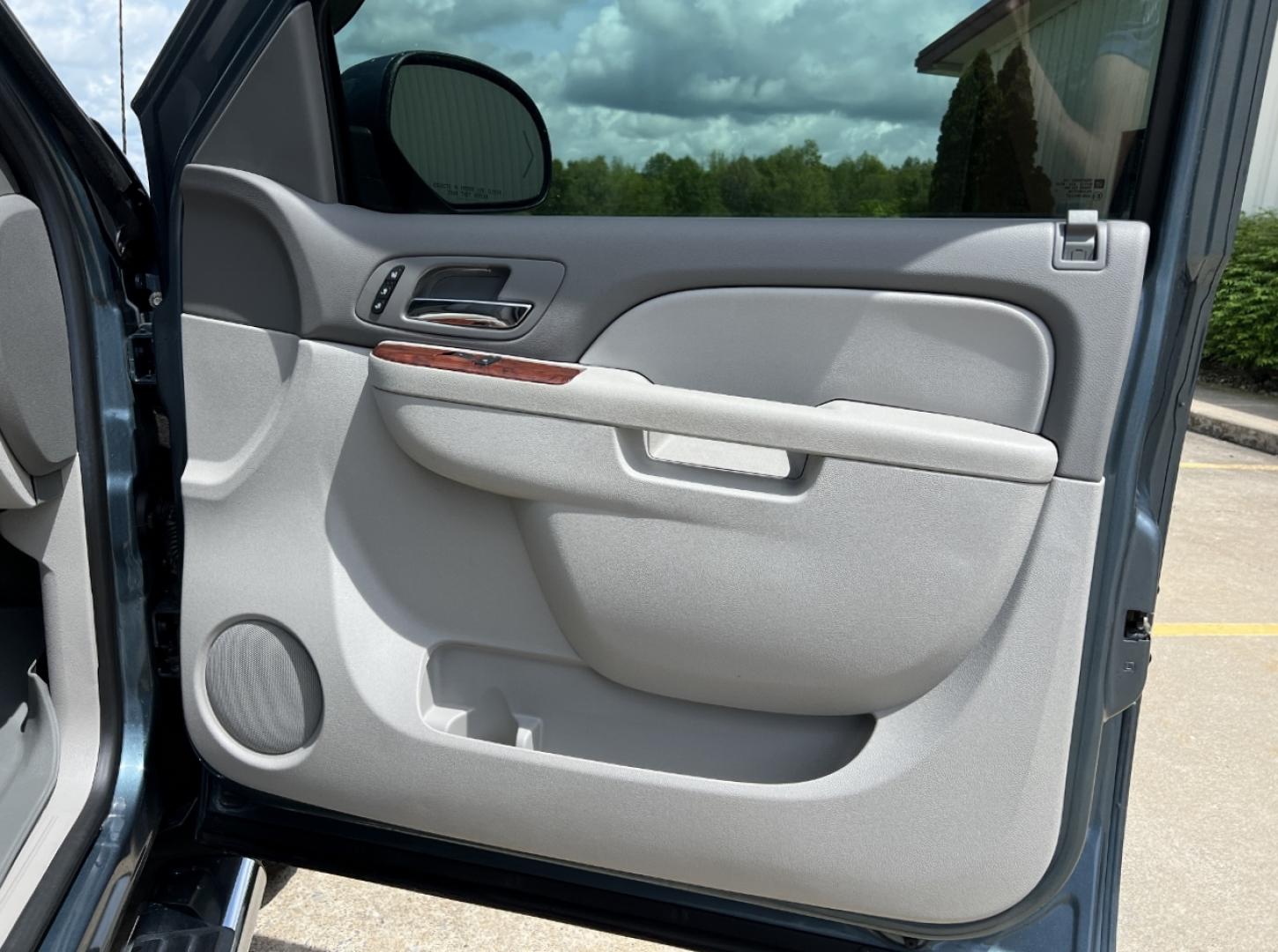 2012 BLUE /Gray Leather GMC Sierra 1500 SLT Crew Cab 4WD (3GTP2WE78CG) with an 5.3L V8 engine, Automatic transmission, located at 2990 Old Orchard Rd., Jackson, MO, 63755, 37.354214, -89.612106 - 2012 GMC Sierra 1500 SLT 126xxx miles 4x4 5.3L V8 Automatic Leather Power/Heated/Cooled Seats Cruise Remote Start Power Windows/Locks/Mirrors We have financing available and we accept trades! Fill out a credit application on our website or come by today! If you have any questions, give us - Photo#16