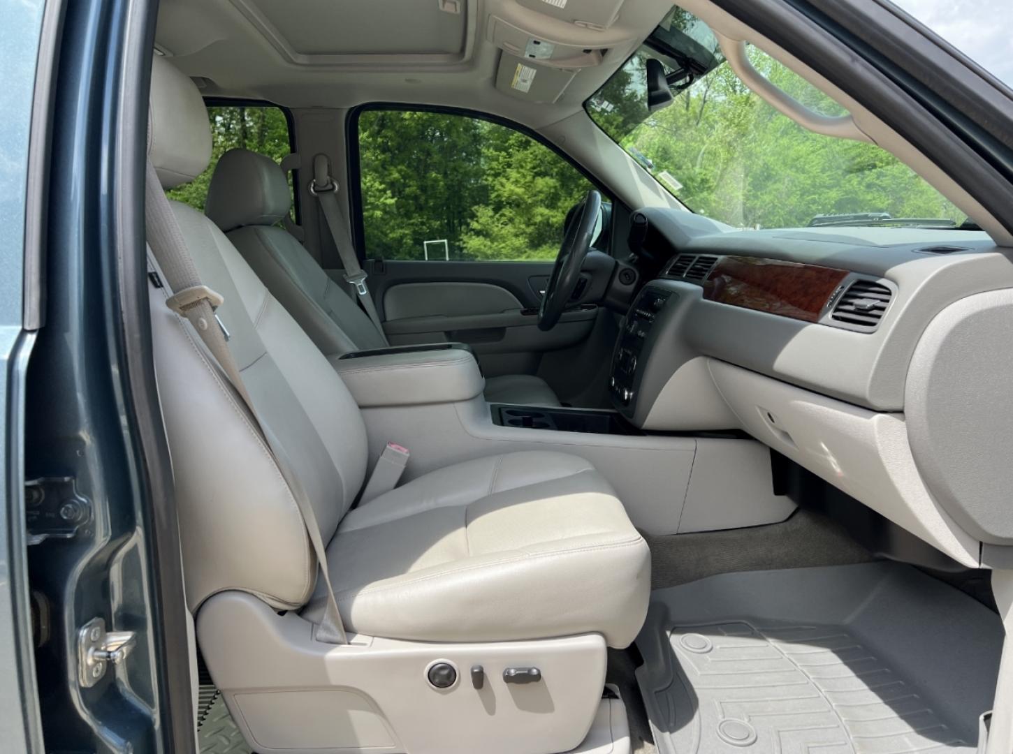2012 BLUE /Gray Leather GMC Sierra 1500 SLT Crew Cab 4WD (3GTP2WE78CG) with an 5.3L V8 engine, Automatic transmission, located at 2990 Old Orchard Rd., Jackson, MO, 63755, 37.354214, -89.612106 - 2012 GMC Sierra 1500 SLT 126xxx miles 4x4 5.3L V8 Automatic Leather Power/Heated/Cooled Seats Cruise Remote Start Power Windows/Locks/Mirrors We have financing available and we accept trades! Fill out a credit application on our website or come by today! If you have any questions, give us - Photo#17
