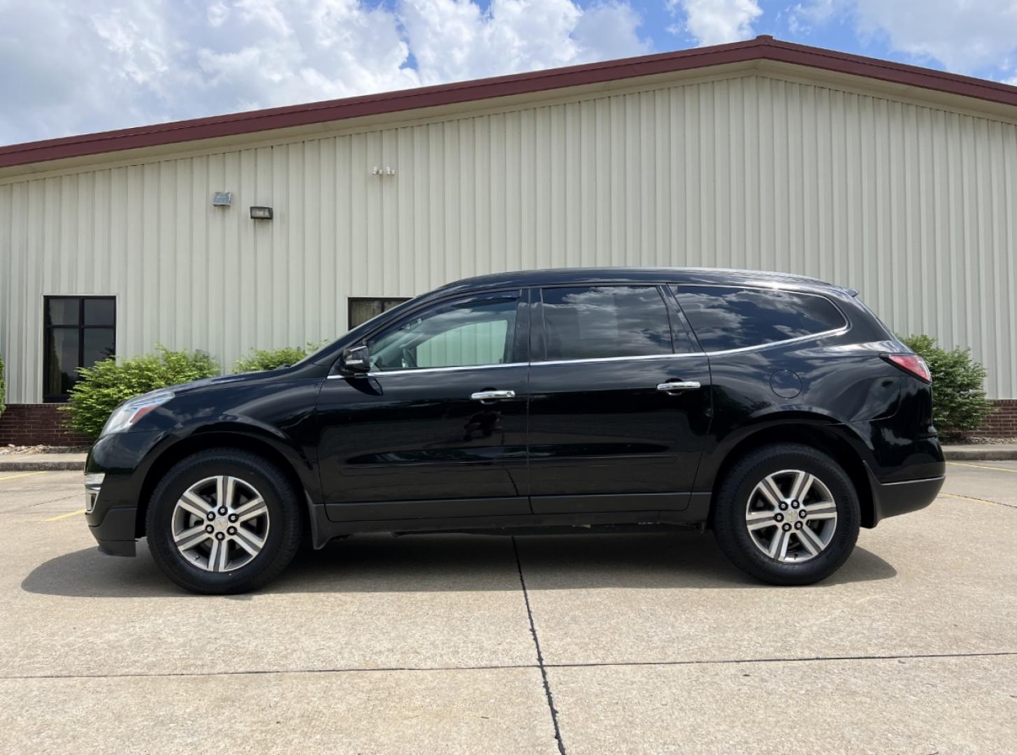2017 BLACK /Gray Cloth Chevrolet Traverse 2LT AWD (1GNKVHKD0HJ) with an 3.6L V6 engine, Automatic transmission, located at 2990 Old Orchard Rd., Jackson, MO, 63755, 37.354214, -89.612106 - 2017 Chevrolet Traverse LT 174xxx miles All Wheel Drive 3.6L V6 Automatic 3rd Row Backup Camera Power Driver Seat Heated Seats Bluetooth Remote Start Cruise Power Windows/Locks/Mirrors We have financing available and we accept trades! Fill out a credit application on our website or come - Photo#7