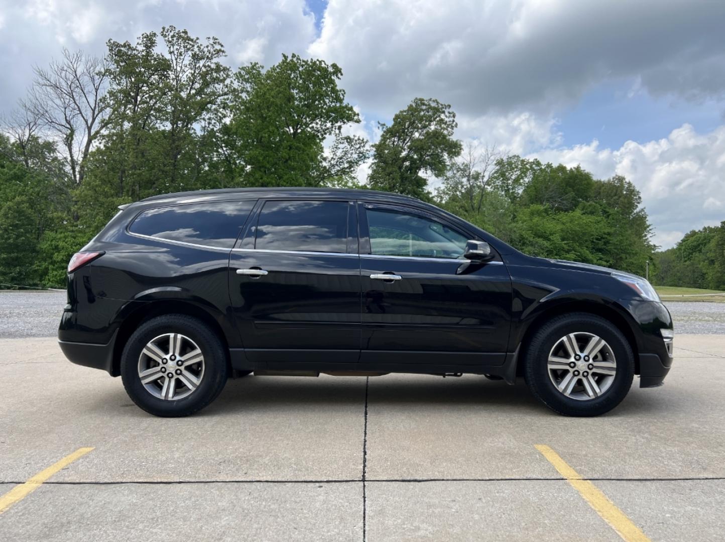 2017 BLACK /Gray Cloth Chevrolet Traverse 2LT AWD (1GNKVHKD0HJ) with an 3.6L V6 engine, Automatic transmission, located at 2990 Old Orchard Rd., Jackson, MO, 63755, 37.354214, -89.612106 - 2017 Chevrolet Traverse LT 174xxx miles All Wheel Drive 3.6L V6 Automatic 3rd Row Backup Camera Power Driver Seat Heated Seats Bluetooth Remote Start Cruise Power Windows/Locks/Mirrors We have financing available and we accept trades! Fill out a credit application on our website or come - Photo#8