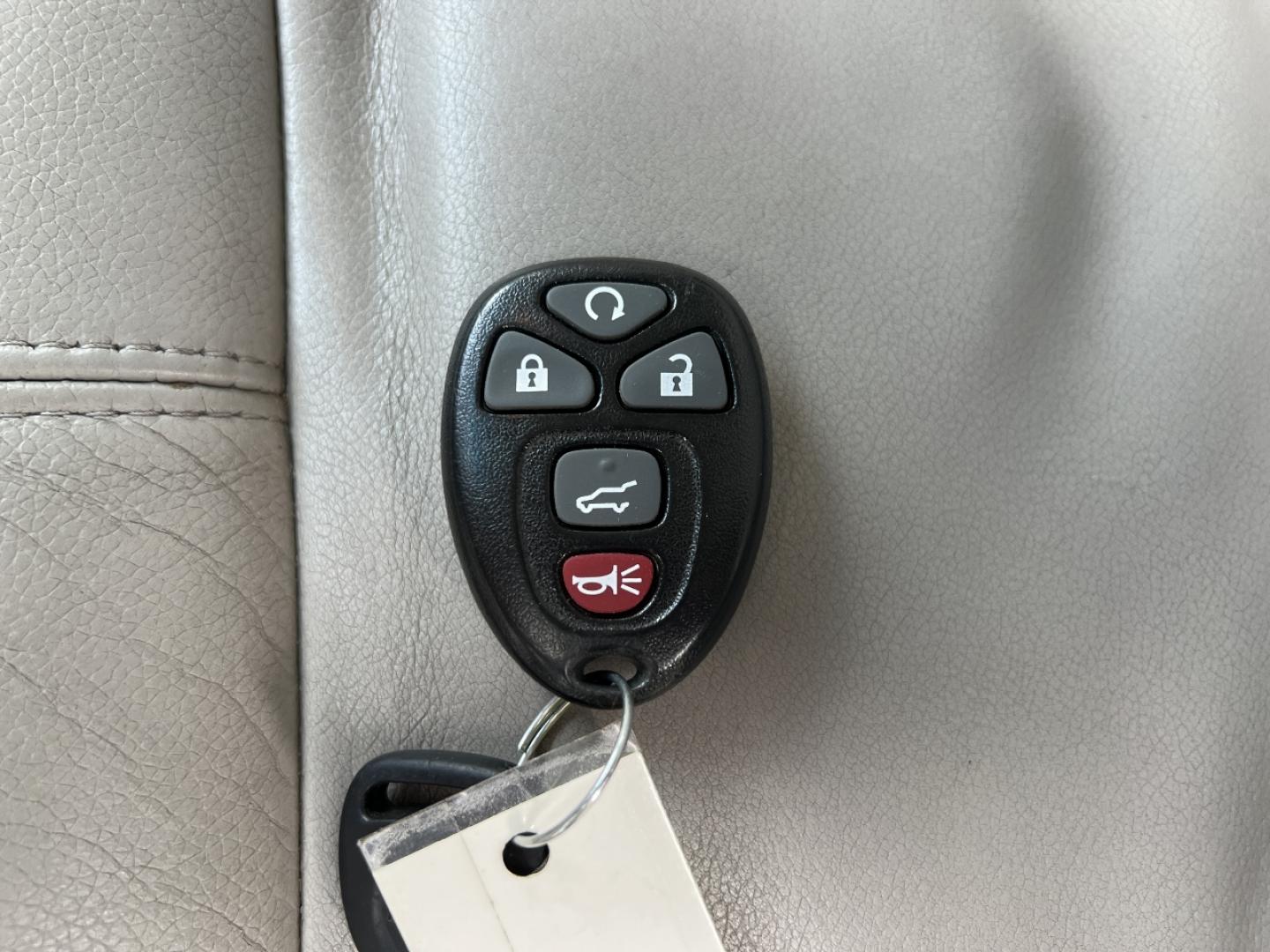 2010 WHITE /Gray Leather Chevrolet Tahoe LT 4WD (1GNUKBE04AR) with an 5.3L V8 engine, Automatic transmission, located at 2990 Old Orchard Rd., Jackson, MO, 63755, 37.354214, -89.612106 - 2010 Chevrolet Tahoe 1500 LT 190xxx miles 4 Wheel Drive 5.3L V8 Automatic Leather 3rd Row Power Seats Cruise Remote Start Power Windows/Locks/Mirrors We have financing available and we accept trades! Fill out a credit application on our website or come by today! If you have any questions - Photo#4