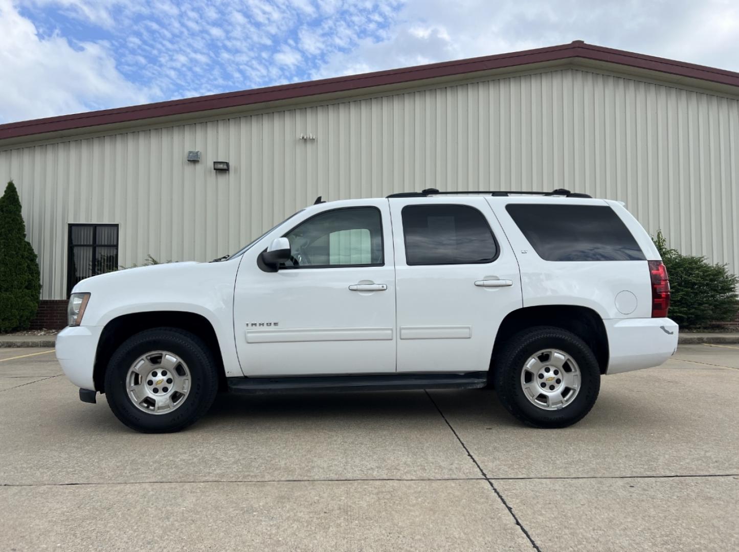 2010 WHITE /Gray Leather Chevrolet Tahoe LT 4WD (1GNUKBE04AR) with an 5.3L V8 engine, Automatic transmission, located at 2990 Old Orchard Rd., Jackson, MO, 63755, 37.354214, -89.612106 - 2010 Chevrolet Tahoe 1500 LT 190xxx miles 4 Wheel Drive 5.3L V8 Automatic Leather 3rd Row Power Seats Cruise Remote Start Power Windows/Locks/Mirrors We have financing available and we accept trades! Fill out a credit application on our website or come by today! If you have any questions - Photo#10