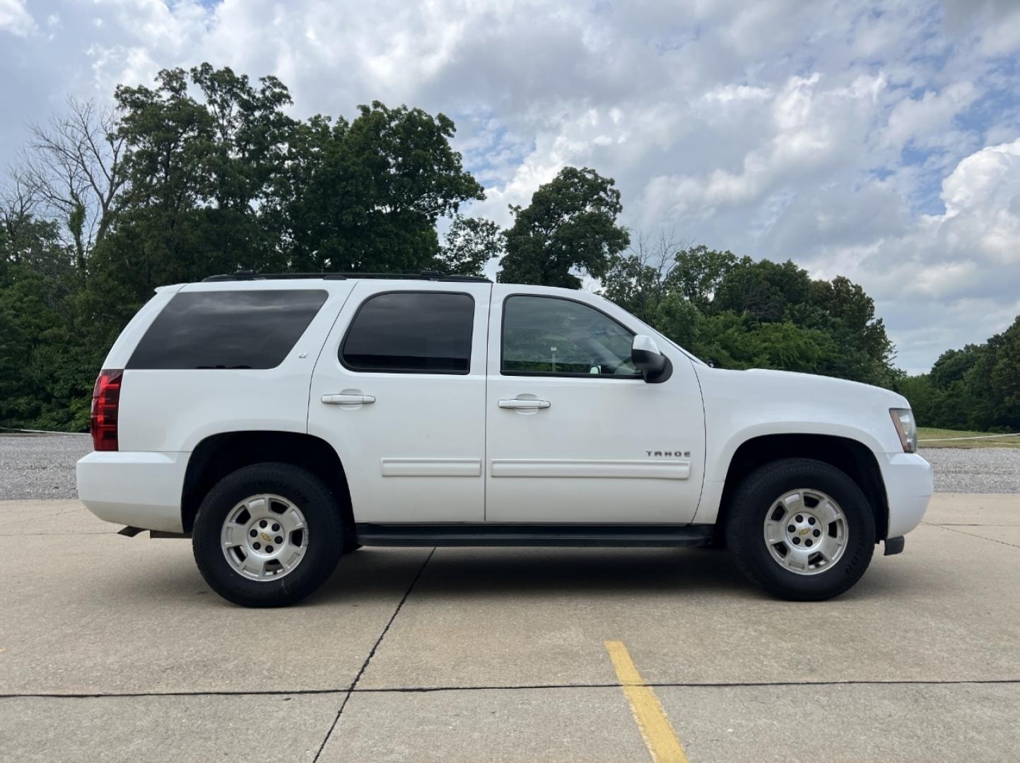 2010 WHITE /Gray Leather Chevrolet Tahoe LT 4WD (1GNUKBE04AR) with an 5.3L V8 engine, Automatic transmission, located at 2990 Old Orchard Rd., Jackson, MO, 63755, 37.354214, -89.612106 - 2010 Chevrolet Tahoe 1500 LT 190xxx miles 4 Wheel Drive 5.3L V8 Automatic Leather 3rd Row Power Seats Cruise Remote Start Power Windows/Locks/Mirrors We have financing available and we accept trades! Fill out a credit application on our website or come by today! If you have any questions - Photo#11