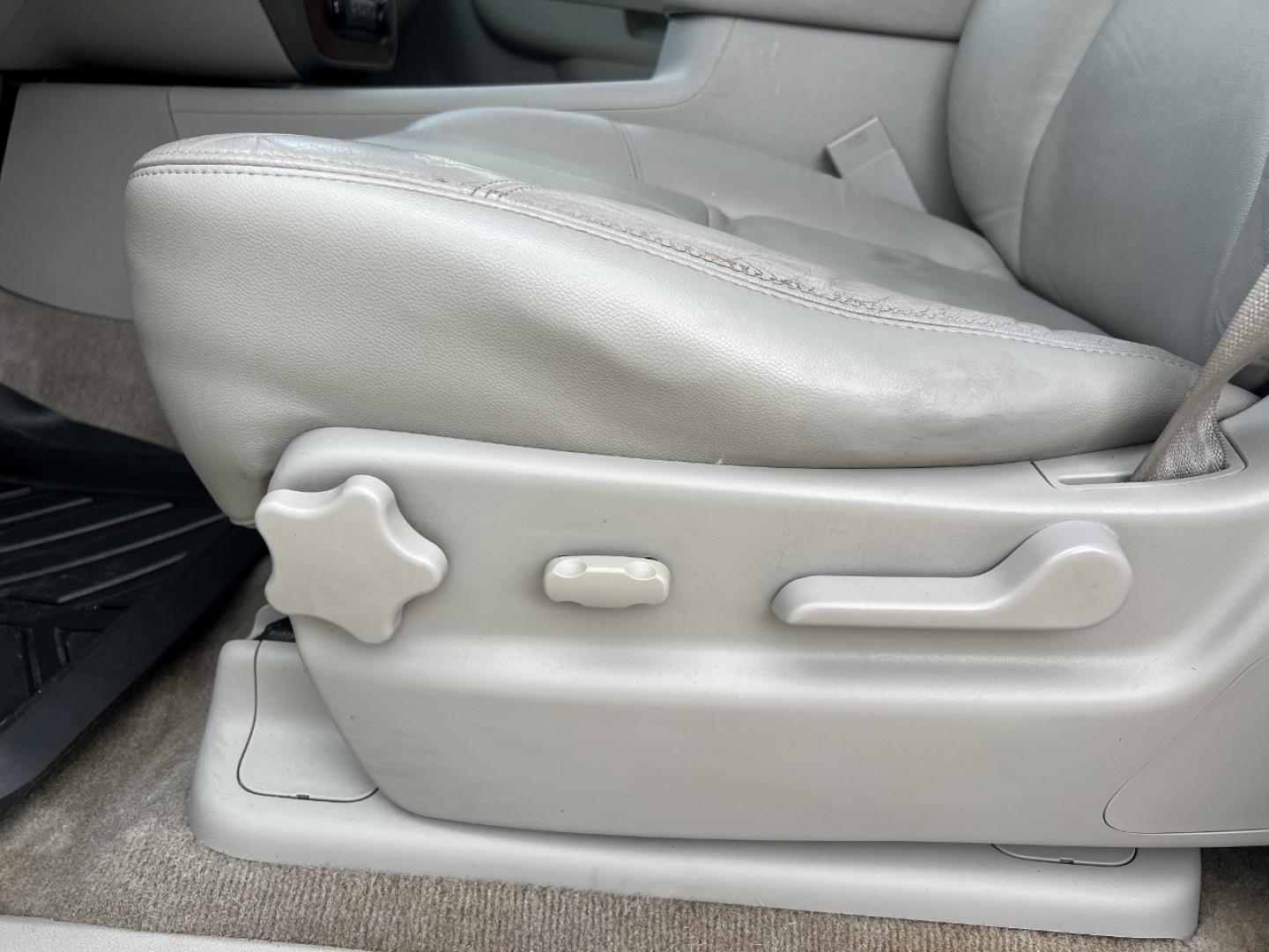2010 WHITE /Gray Leather Chevrolet Tahoe LT 4WD (1GNUKBE04AR) with an 5.3L V8 engine, Automatic transmission, located at 2990 Old Orchard Rd., Jackson, MO, 63755, 37.354214, -89.612106 - 2010 Chevrolet Tahoe 1500 LT 190xxx miles 4 Wheel Drive 5.3L V8 Automatic Leather 3rd Row Power Seats Cruise Remote Start Power Windows/Locks/Mirrors We have financing available and we accept trades! Fill out a credit application on our website or come by today! If you have any questions - Photo#3