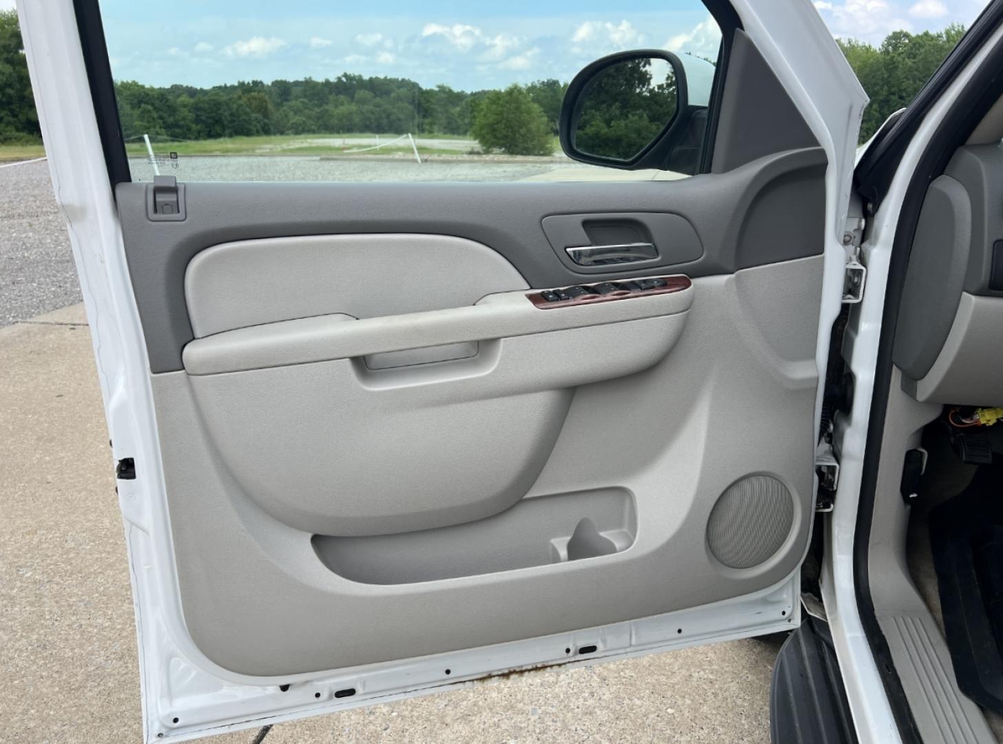 2010 WHITE /Gray Leather Chevrolet Tahoe LT 4WD (1GNUKBE04AR) with an 5.3L V8 engine, Automatic transmission, located at 2990 Old Orchard Rd., Jackson, MO, 63755, 37.354214, -89.612106 - 2010 Chevrolet Tahoe 1500 LT 190xxx miles 4 Wheel Drive 5.3L V8 Automatic Leather 3rd Row Power Seats Cruise Remote Start Power Windows/Locks/Mirrors We have financing available and we accept trades! Fill out a credit application on our website or come by today! If you have any questions - Photo#16