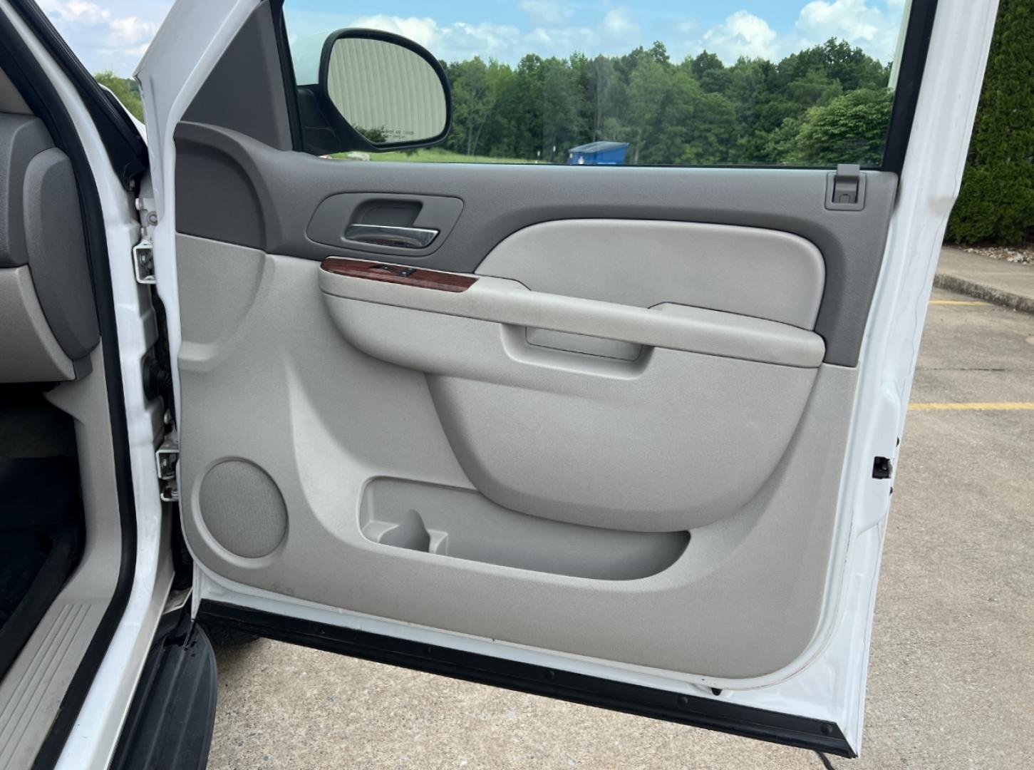 2010 WHITE /Gray Leather Chevrolet Tahoe LT 4WD (1GNUKBE04AR) with an 5.3L V8 engine, Automatic transmission, located at 2990 Old Orchard Rd., Jackson, MO, 63755, 37.354214, -89.612106 - 2010 Chevrolet Tahoe 1500 LT 190xxx miles 4 Wheel Drive 5.3L V8 Automatic Leather 3rd Row Power Seats Cruise Remote Start Power Windows/Locks/Mirrors We have financing available and we accept trades! Fill out a credit application on our website or come by today! If you have any questions - Photo#5