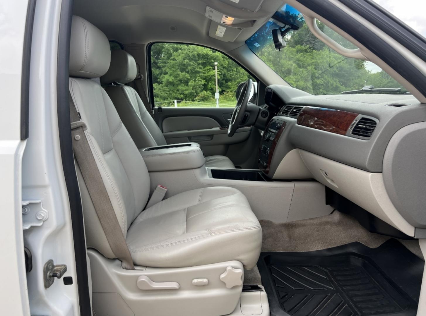 2010 WHITE /Gray Leather Chevrolet Tahoe LT 4WD (1GNUKBE04AR) with an 5.3L V8 engine, Automatic transmission, located at 2990 Old Orchard Rd., Jackson, MO, 63755, 37.354214, -89.612106 - 2010 Chevrolet Tahoe 1500 LT 190xxx miles 4 Wheel Drive 5.3L V8 Automatic Leather 3rd Row Power Seats Cruise Remote Start Power Windows/Locks/Mirrors We have financing available and we accept trades! Fill out a credit application on our website or come by today! If you have any questions - Photo#6