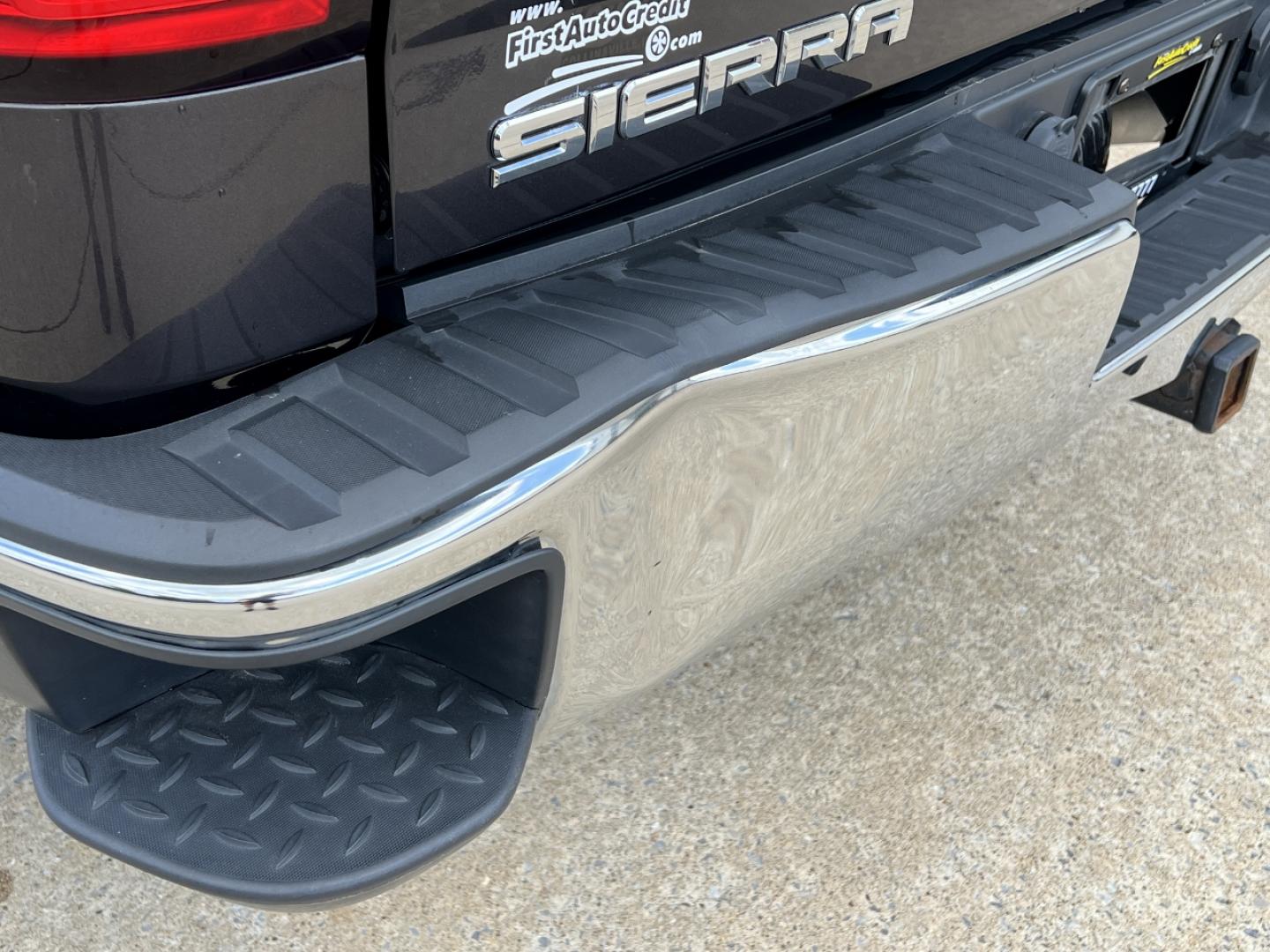 2015 GRAY /Black Leather GMC Sierra 1500 SLT Crew Cab 4x4 (3GTU2VEC2FG) with an 5.3L V8 engine, Automatic transmission, located at 506 S. Kingshighway, Cape Girardeau, MO, 63703, (573) 235-5000, 37.294994, -89.556206 - 2015 GMC Sierra 1500 SLT 1-Owner 123xxx miles 4x4 5.3L V8 Automatic Leather Navigation Power/Heated/Cooled Seats Backup Camera Bluetooth Remote Start Cruise Power Windows/Locks/Mirrors We have financing available and we accept trades! Fill out a credit application on our website or com - Photo#41