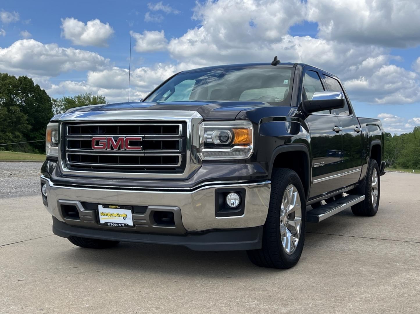 2015 GRAY /Black Leather GMC Sierra 1500 SLT Crew Cab 4x4 (3GTU2VEC2FG) with an 5.3L V8 engine, Automatic transmission, located at 506 S. Kingshighway, Cape Girardeau, MO, 63703, (573) 235-5000, 37.294994, -89.556206 - 2015 GMC Sierra 1500 SLT 1-Owner 123xxx miles 4x4 5.3L V8 Automatic Leather Navigation Power/Heated/Cooled Seats Backup Camera Bluetooth Remote Start Cruise Power Windows/Locks/Mirrors We have financing available and we accept trades! Fill out a credit application on our website or com - Photo#8