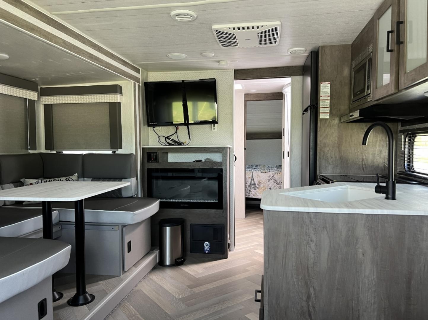 2022 WHITE Forest River Wildwood X Lite 24RLXL (4X4TWDZ24N7) , located at 2990 Old Orchard Rd., Jackson, MO, 63755, 37.354214, -89.612106 - We have financing available and we accept trades! Fill out a credit application on our website or come by today! If you have any questions, give us a call at (573) 204-7777 or visit our website at firstautocredit.com. - Photo#24