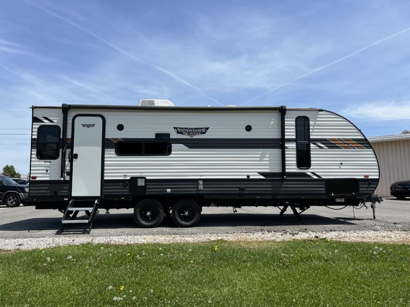 2022 WHITE Forest River Wildwood X Lite 24RLXL (4X4TWDZ24N7) , located at 2990 Old Orchard Rd., Jackson, MO, 63755, 37.354214, -89.612106 - We have financing available and we accept trades! Fill out a credit application on our website or come by today! If you have any questions, give us a call at (573) 204-7777 or visit our website at firstautocredit.com. - Photo#0