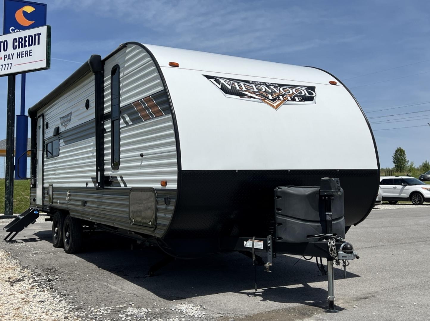 2022 WHITE Forest River Wildwood X Lite 24RLXL (4X4TWDZ24N7) , located at 2990 Old Orchard Rd., Jackson, MO, 63755, 37.354214, -89.612106 - We have financing available and we accept trades! Fill out a credit application on our website or come by today! If you have any questions, give us a call at (573) 204-7777 or visit our website at firstautocredit.com. - Photo#2