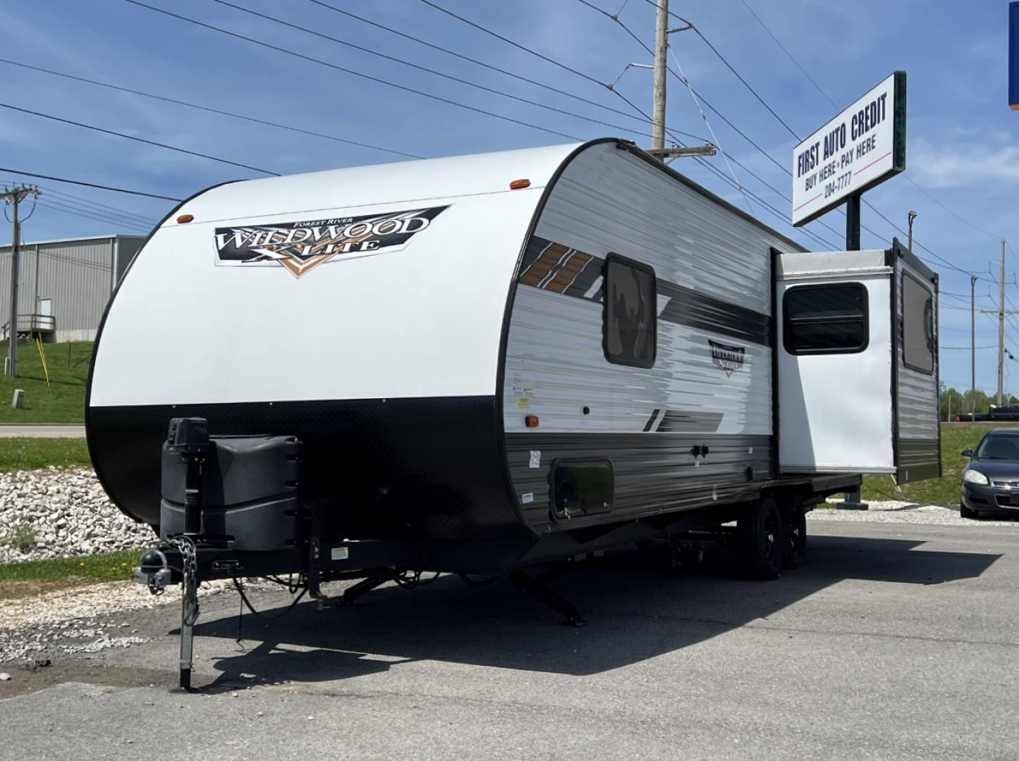 2022 WHITE Forest River Wildwood X Lite 24RLXL (4X4TWDZ24N7) , located at 2990 Old Orchard Rd., Jackson, MO, 63755, 37.354214, -89.612106 - We have financing available and we accept trades! Fill out a credit application on our website or come by today! If you have any questions, give us a call at (573) 204-7777 or visit our website at firstautocredit.com. - Photo#3