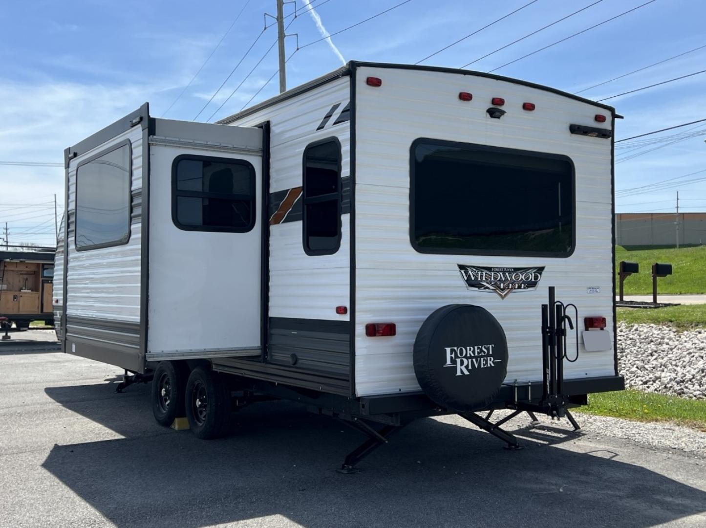 2022 WHITE Forest River Wildwood X Lite 24RLXL (4X4TWDZ24N7) , located at 2990 Old Orchard Rd., Jackson, MO, 63755, 37.354214, -89.612106 - We have financing available and we accept trades! Fill out a credit application on our website or come by today! If you have any questions, give us a call at (573) 204-7777 or visit our website at firstautocredit.com. - Photo#5