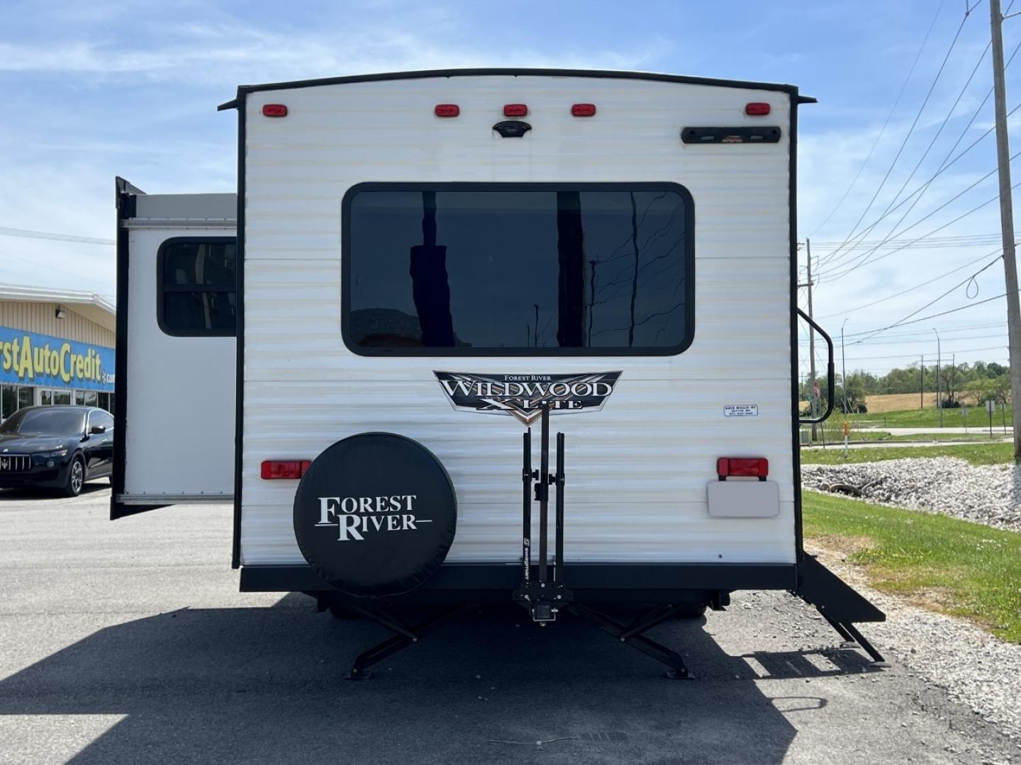 2022 WHITE Forest River Wildwood X Lite 24RLXL (4X4TWDZ24N7) , located at 2990 Old Orchard Rd., Jackson, MO, 63755, 37.354214, -89.612106 - We have financing available and we accept trades! Fill out a credit application on our website or come by today! If you have any questions, give us a call at (573) 204-7777 or visit our website at firstautocredit.com. - Photo#6