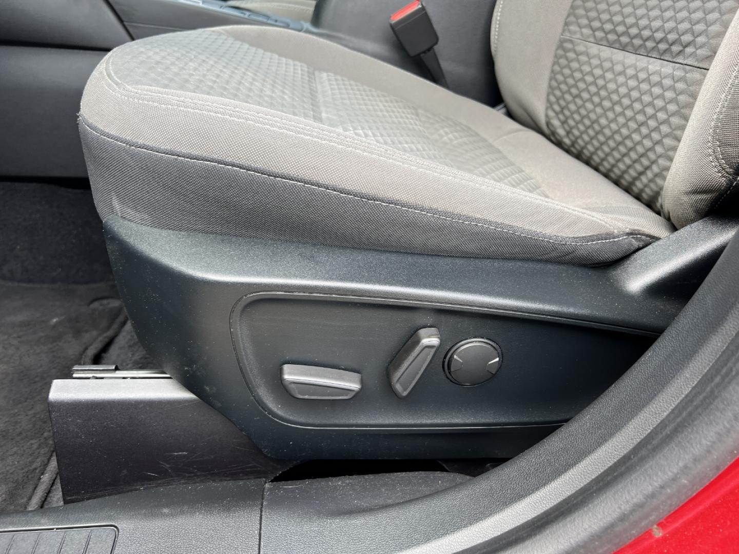 2020 RED /Gray Cloth Ford Escape SE (1FMCU0G65LU) with an 1.5L 3 Cyl. engine, Automatic transmission, located at 2990 Old Orchard Rd., Jackson, MO, 63755, 37.354214, -89.612106 - 2020 Ford Escape SE 1-Owner 105xxx miles Front Wheel Drive 1.5L 3 Cyl. Automatic Backup Camera Heated Seats Power Driver Seat Bluetooth Cruise Power Windows/Locks/Mirrors We have financing available and we accept trades! Fill out a credit application on our website or come by today! If - Photo#4