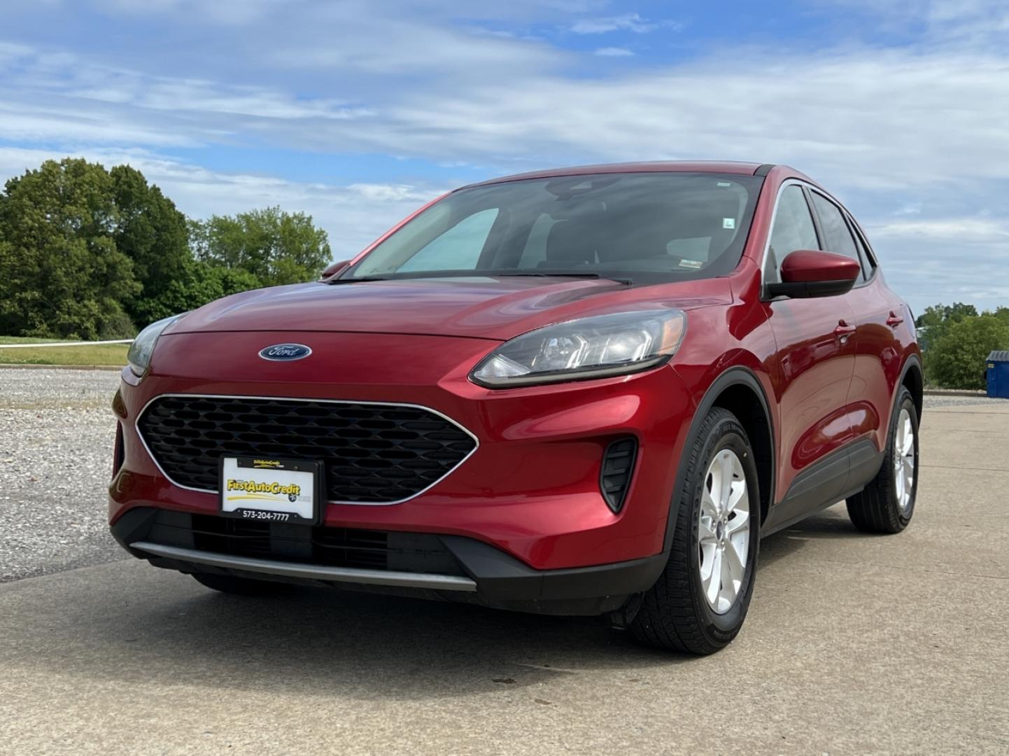 2020 RED /Gray Cloth Ford Escape SE (1FMCU0G65LU) with an 1.5L 3 Cyl. engine, Automatic transmission, located at 2990 Old Orchard Rd., Jackson, MO, 63755, 37.354214, -89.612106 - 2020 Ford Escape SE 1-Owner 105xxx miles Front Wheel Drive 1.5L 3 Cyl. Automatic Backup Camera Heated Seats Power Driver Seat Bluetooth Cruise Power Windows/Locks/Mirrors We have financing available and we accept trades! Fill out a credit application on our website or come by today! If - Photo#5