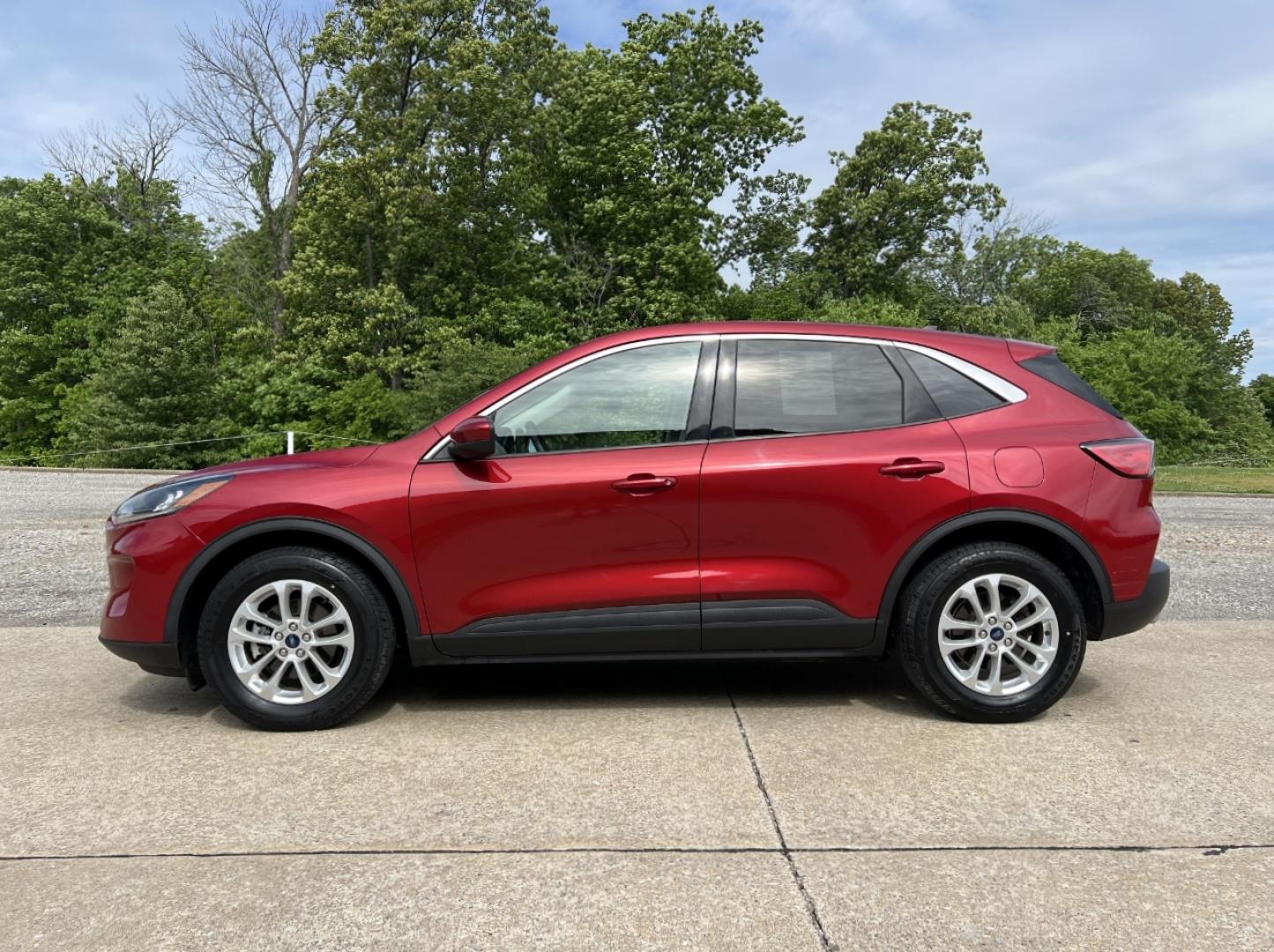 2020 RED /Gray Cloth Ford Escape SE (1FMCU0G65LU) with an 1.5L 3 Cyl. engine, Automatic transmission, located at 2990 Old Orchard Rd., Jackson, MO, 63755, 37.354214, -89.612106 - 2020 Ford Escape SE 1-Owner 105xxx miles Front Wheel Drive 1.5L 3 Cyl. Automatic Backup Camera Heated Seats Power Driver Seat Bluetooth Cruise Power Windows/Locks/Mirrors We have financing available and we accept trades! Fill out a credit application on our website or come by today! If - Photo#6