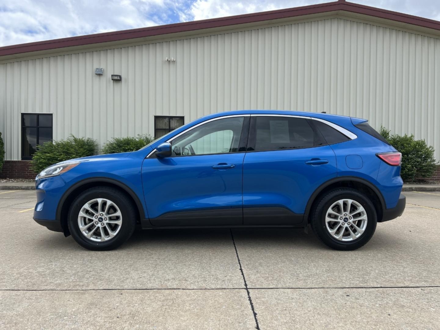 2020 BLUE /Gray Cloth Ford Escape SE (1FMCU0G64LU) with an 1.5L 3 Cyl. engine, Automatic transmission, located at 2990 Old Orchard Rd., Jackson, MO, 63755, 37.354214, -89.612106 - 2020 Ford Escape SE 1-Owner 105xxx miles Front Wheel Drive 1.5L 3 Cyl. Automatic New Tires Backup Camera Power Driver Seat Heated Seats Bluetooth Cruise Power Windows/Locks/Mirrors We have financing available and we accept trades! Fill out a credit application on our website or come by - Photo#6