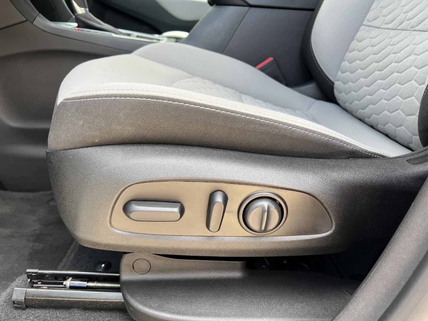 2021 WHITE /Gray Cloth Chevrolet Equinox LS 2WD (3GNAXHEVXMS) with an 1.5L 4 Cyl. Turbo engine, Automatic transmission, located at 2990 Old Orchard Rd., Jackson, MO, 63755, 37.354214, -89.612106 - 2021 Chevrolet Equinox LS 1-Owner 131xxx miles Front Wheel Drive 1.5L 4 Cyl. Automatic Backup Camera Power Driver Seat Bluetooth Cruise Power Windows/Locks/Mirrors We have financing available and we accept trades! Fill out a credit application on our website or come by today! If you have - Photo#3