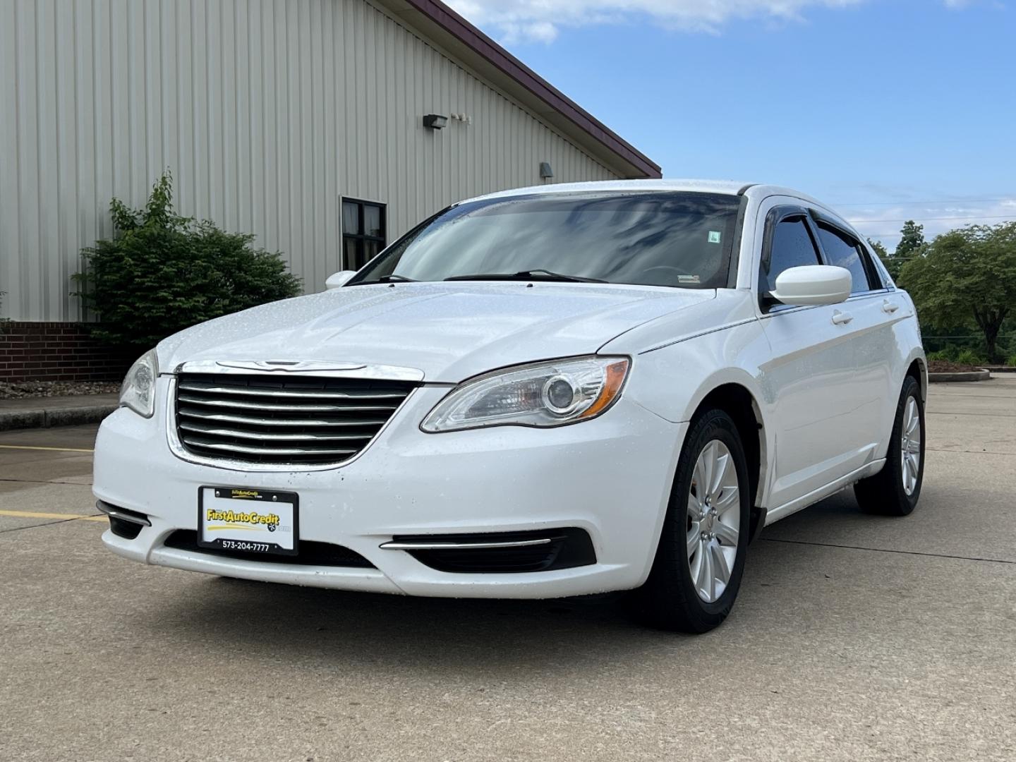 2013 WHITE /Tan Cloth Chrysler 200 Touring (1C3CCBBB2DN) with an 2.4L 4 Cyl. engine, Automatic transmission, located at 2990 Old Orchard Rd., Jackson, MO, 63755, 37.354214, -89.612106 - 2013 Chrysler 200 Touring 102xxx miles Front Wheel Drive 2.4L 4 Cyl. Automatic Power Driver Seat Heated Seats Cruise Remote Start Power Windows/Locks/Mirrors We have financing available and we accept trades! Fill out a credit application on our website or come by today! If you have any qu - Photo#5