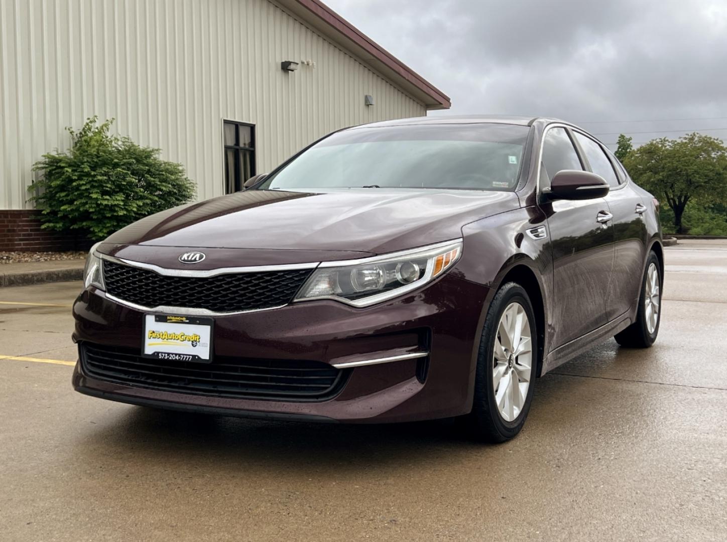 2016 MAROON /Black Cloth Kia Optima LX (5XXGT4L37GG) with an 2.4L 4 Cyl. engine, Automatic transmission, located at 506 S. Kingshighway, Cape Girardeau, MO, 63703, (573) 235-5000, 37.294994, -89.556206 - 2016 Kia Optima LX 112xxx miles Front Wheel Drive 2.4L 4 Cyl. Automatic Backup Camera Bluetooth Cruise Power Windows/Locks/Mirrors We have financing available and we accept trades! Fill out a credit application on our website or come by today! If you have any questions, give us a call at ( - Photo#3