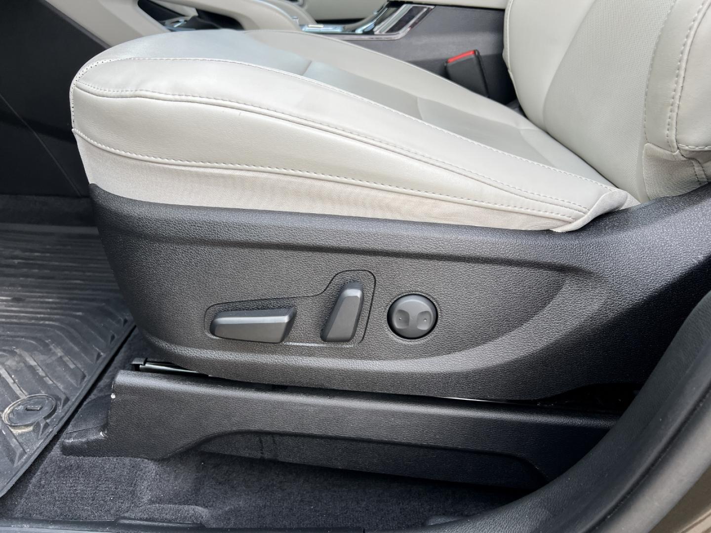 2021 GREEN /Gray Leather Kia Telluride S AWD (5XYP6DHC9MG) with an 3.8L V6 engine, Automatic transmission, located at 506 S. Kingshighway, Cape Girardeau, MO, 63703, (573) 235-5000, 37.294994, -89.556206 - 2021 Kia Telluride S 1-Owner Only 22xxx miles All Wheel Drive 3.8L V6 Automatic Leather 3rd Row Backup Camera Power Driver Seat Heated Seats Sunroof Bluetooth Cruise Remote Start Power Windows/Locks/Mirrors We have financing available and we accept trades! Fill out a credit applicati - Photo#5