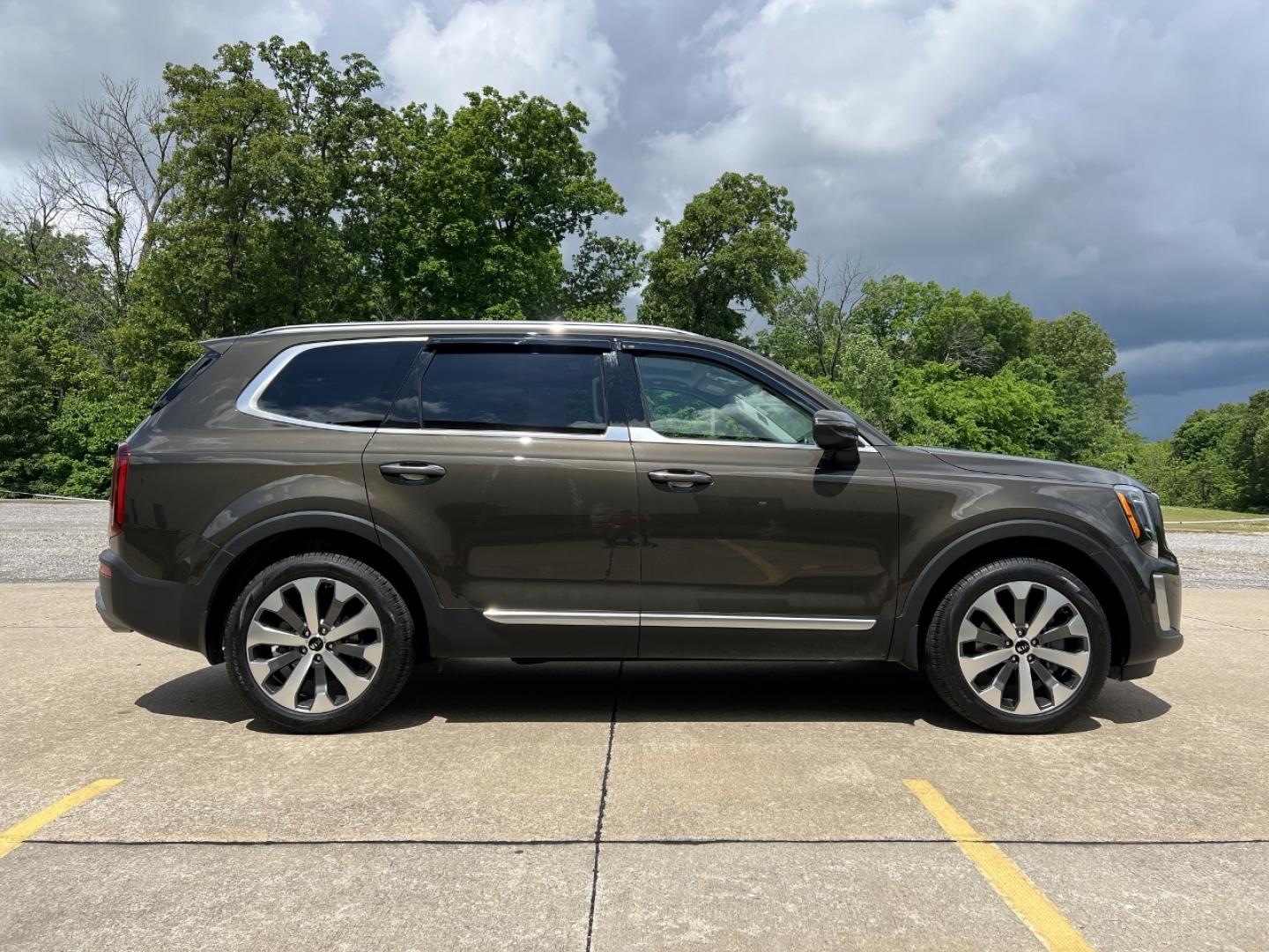2021 GREEN /Gray Leather Kia Telluride S AWD (5XYP6DHC9MG) with an 3.8L V6 engine, Automatic transmission, located at 506 S. Kingshighway, Cape Girardeau, MO, 63703, (573) 235-5000, 37.294994, -89.556206 - 2021 Kia Telluride S 1-Owner Only 22xxx miles All Wheel Drive 3.8L V6 Automatic Leather 3rd Row Backup Camera Power Driver Seat Heated Seats Sunroof Bluetooth Cruise Remote Start Power Windows/Locks/Mirrors We have financing available and we accept trades! Fill out a credit applicati - Photo#9