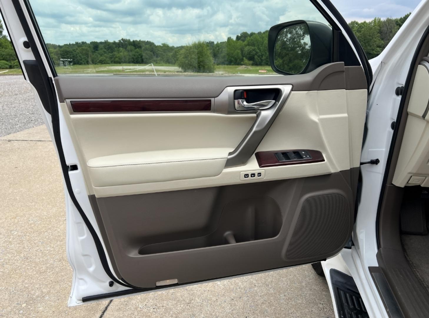 2015 WHITE /Tan Leather Lexus GX 460 Base (JTJBM7FX8F5) with an 4.6L V8 engine, Automatic transmission, located at 2990 Old Orchard Rd., Jackson, MO, 63755, 37.354214, -89.612106 - 2015 Lexus GX 460 123xxx miles 4 Wheel Drive 4.6L V8 Automatic Leather 3rd Row Rear Entertainment Navigation Power/Heated/Cooled Seats Heated Rear Seats Backup Camera Sunroof Bluetooth Cruise Power Windows/Locks/Mirrors We have financing available and we accept trades! Fill out a cre - Photo#17