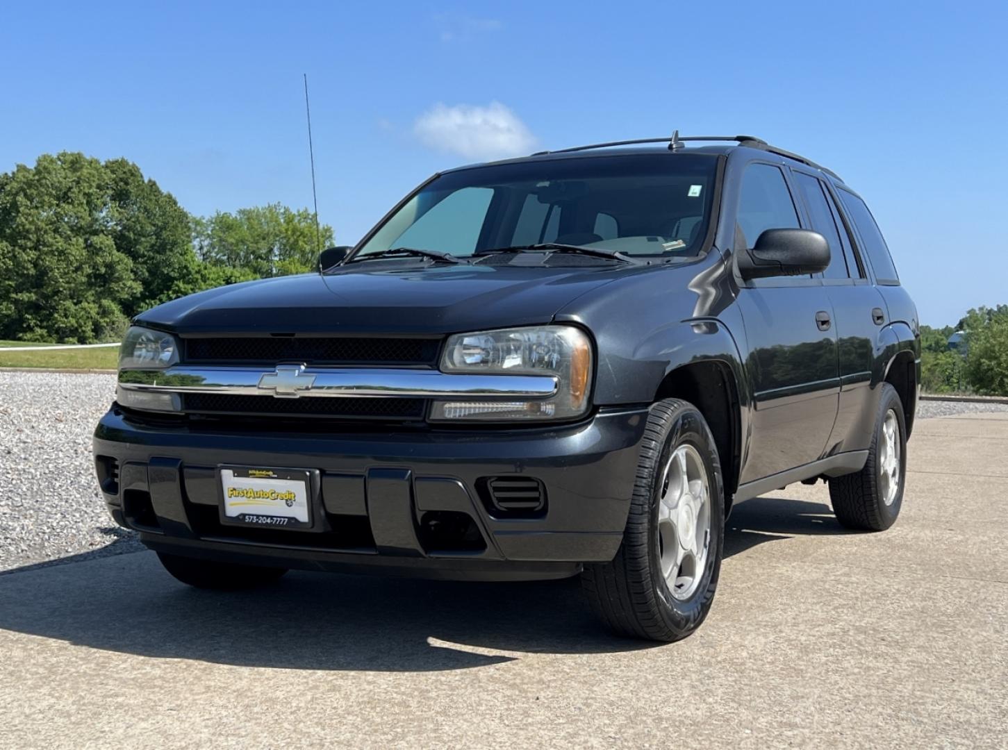 2006 BLACK /Gray Cloth Chevrolet TrailBlazer LS 4WD (1GNDT13S962) with an 4.2L V6 engine, Automatic transmission, located at 2990 Old Orchard Rd., Jackson, MO, 63755, 37.354214, -89.612106 - 2006 Chevrolet TrailBlazer LS 184xxx miles 4 Wheel Drive 4.2L V6 Automatic Power Driver Seat Sunroof Cruise Power Windows/Locks/Mirrors We have financing available and we accept trades! Fill out a credit application on our website or come by today! If you have any questions, give us a call - Photo#5