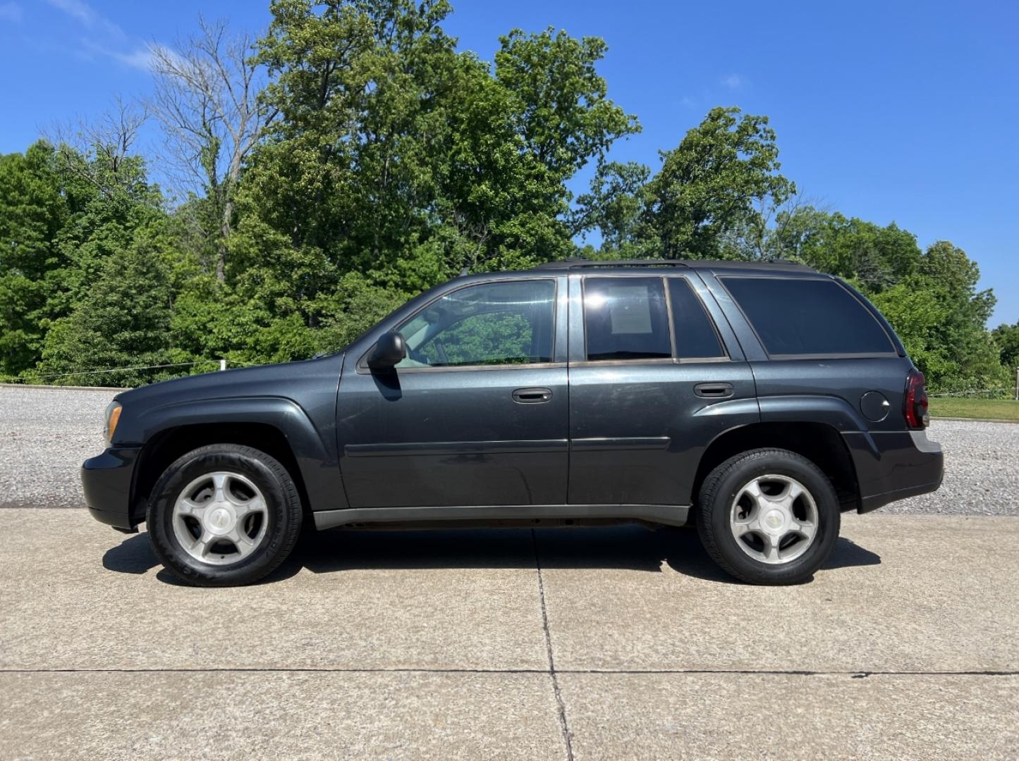 2006 BLACK /Gray Cloth Chevrolet TrailBlazer LS 4WD (1GNDT13S962) with an 4.2L V6 engine, Automatic transmission, located at 2990 Old Orchard Rd., Jackson, MO, 63755, 37.354214, -89.612106 - 2006 Chevrolet TrailBlazer LS 184xxx miles 4 Wheel Drive 4.2L V6 Automatic Power Driver Seat Sunroof Cruise Power Windows/Locks/Mirrors We have financing available and we accept trades! Fill out a credit application on our website or come by today! If you have any questions, give us a call - Photo#6