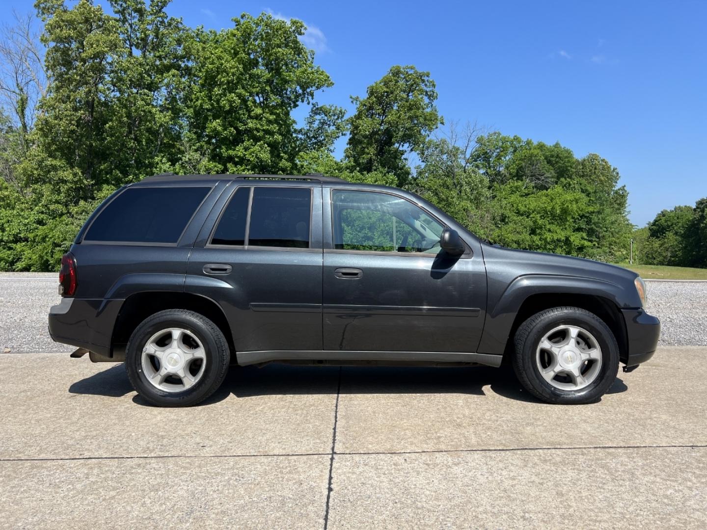 2006 BLACK /Gray Cloth Chevrolet TrailBlazer LS 4WD (1GNDT13S962) with an 4.2L V6 engine, Automatic transmission, located at 2990 Old Orchard Rd., Jackson, MO, 63755, 37.354214, -89.612106 - 2006 Chevrolet TrailBlazer LS 184xxx miles 4 Wheel Drive 4.2L V6 Automatic Power Driver Seat Sunroof Cruise Power Windows/Locks/Mirrors We have financing available and we accept trades! Fill out a credit application on our website or come by today! If you have any questions, give us a call - Photo#7